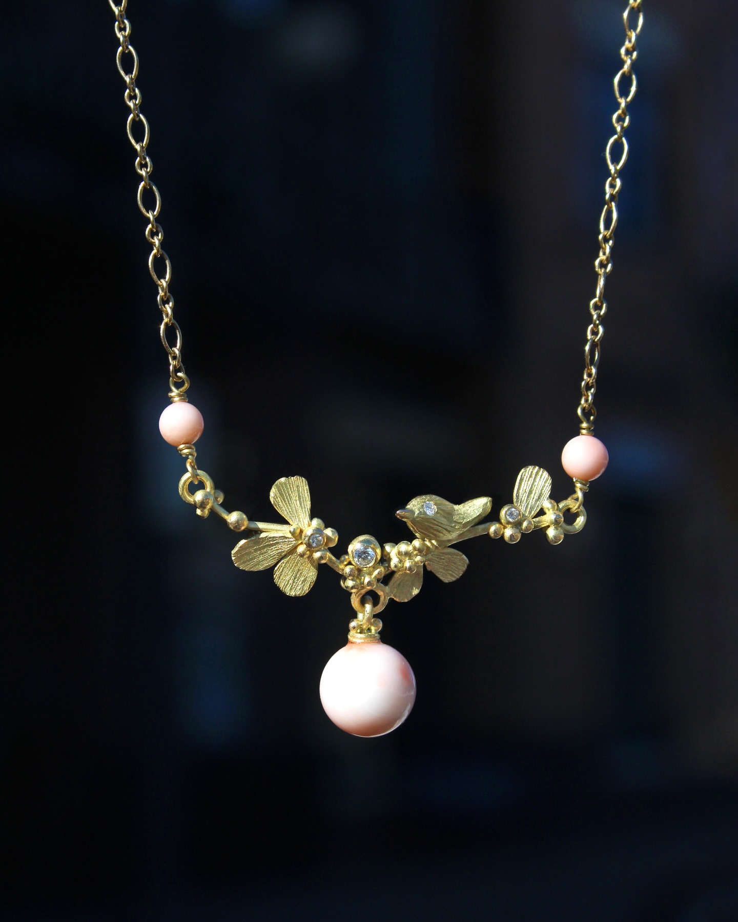 False-Spring here in MN has us dreaming of birdsong and the soft corals of Spring blooms. ✨Lucky for us, we have this gorgeous @lenevibe.dk necklace to carry us through until actual Spring 😉 🌷
#handmade #shoplocalmonth #shopsmall #mnsmallbusiness #ooak