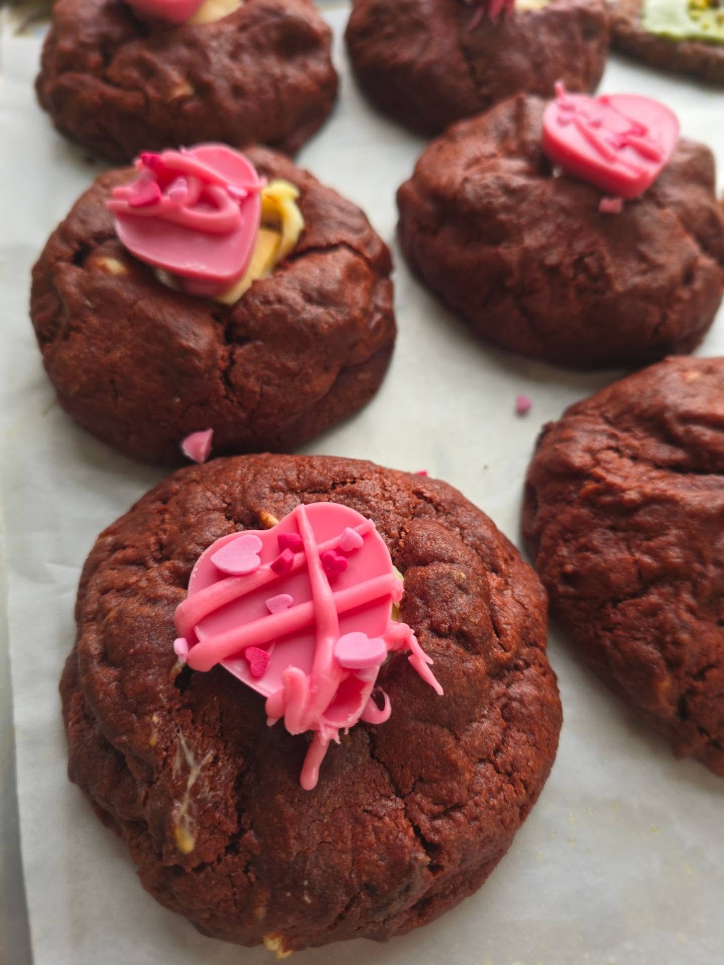 Red Valvet Cookies ❤️
Chocolate cookie dough filled with cream cheese frosting ❤️