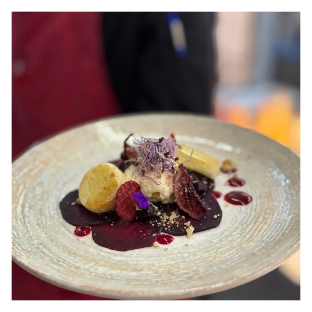 Rote Bete Carpaccio
Ziegenkäse Mousse / Walnuss / Portwein Reduktion / Feige / Brioche
Nur eines von unseren vegetarischen Gerichten.
Reserviert euch jetzt einen Platz. - Telefonisch unter 0471/48364080 oder online auf www.pier6.de.
#pier6 #bremerhaven #essenmachtglücklich