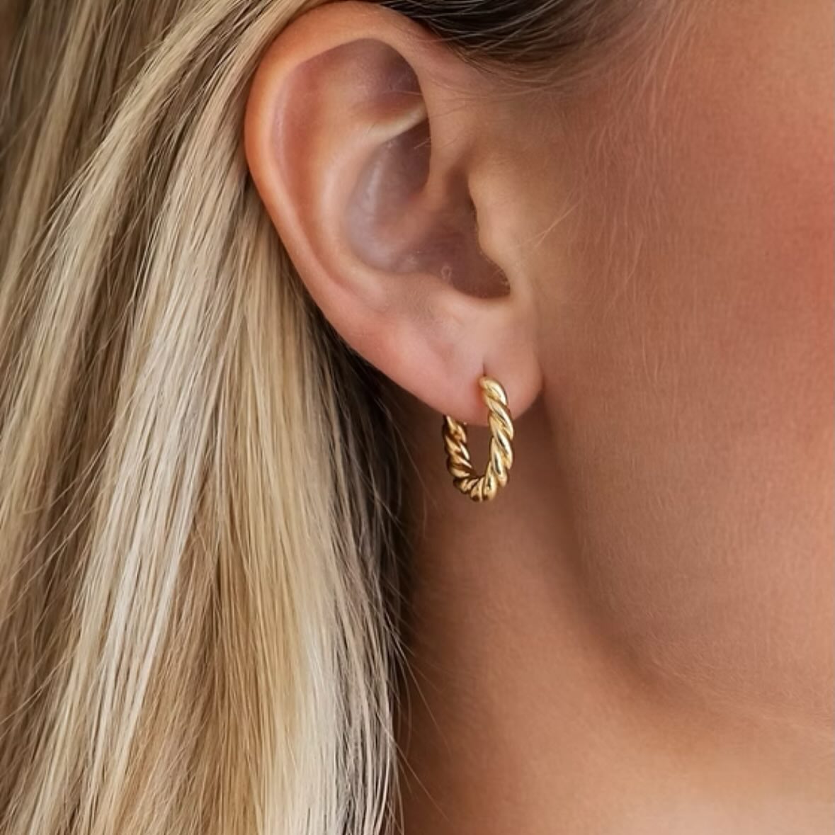 Our Briar Twist Hoops have been so popular! The perfect earrings for everyday! I have been wearing my pair on repeat. Grab yours now and receive a FREE GIFT with your purchase x 💕