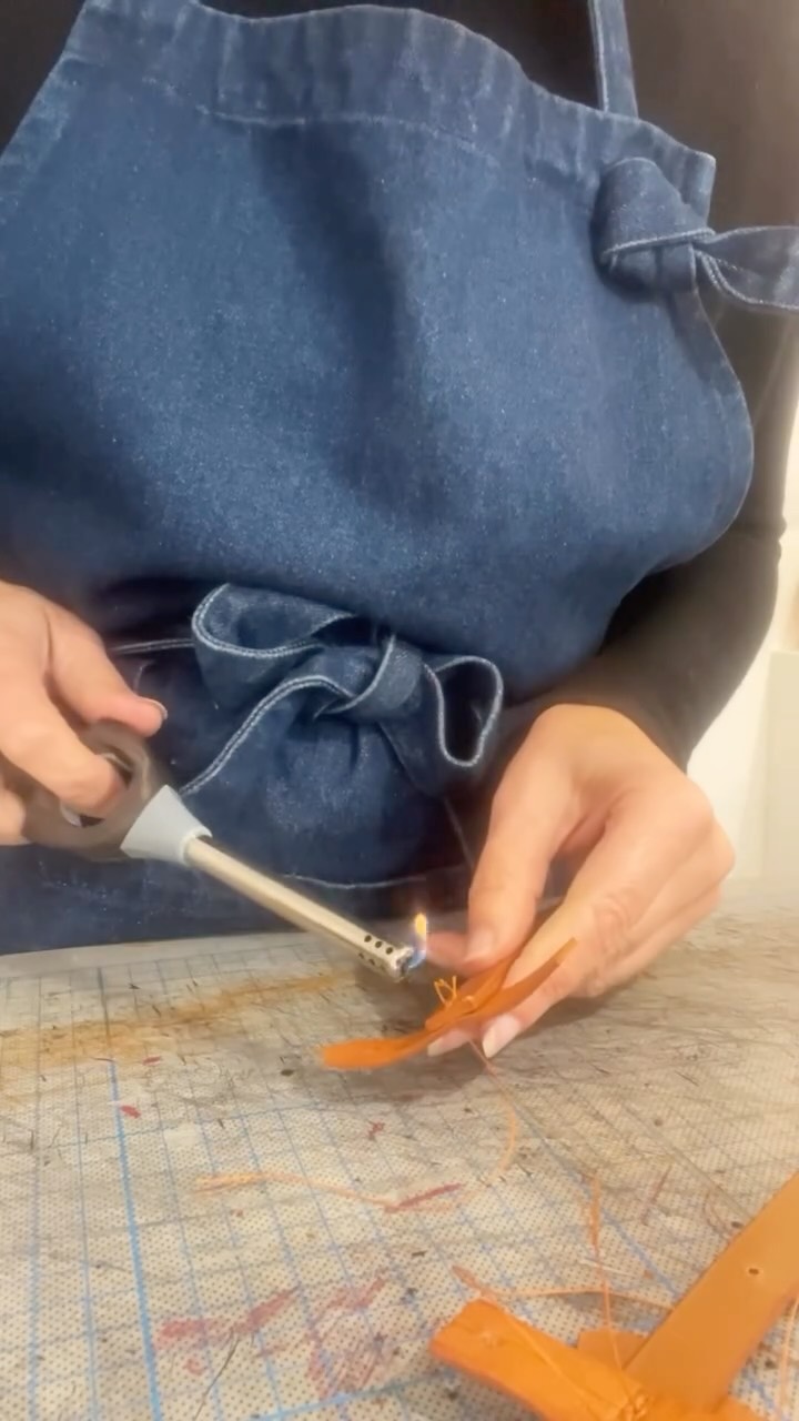 Shopper Rana small Part 2
Handgefertigt aus pflanzlich gegerbtem Leder mit Zeit, Sorgfalt und Haltung
#manufacturing #handmade #crossbodybagsforwomen