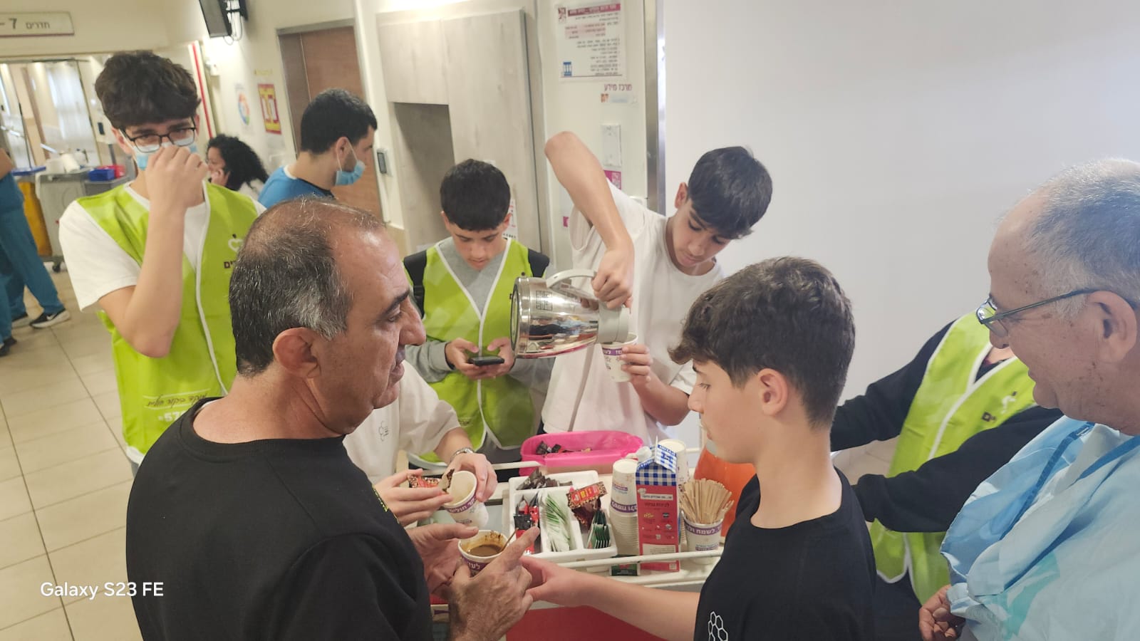 כיתה ט3 מביה״ס המשותף חוף הכרמל מתנדבת בבי״ח רמב״ם בחיפה.
זוהי משימה מרגשת ומאפשרת תרומה משמעותית לקהילה.
חנן ולדפוגל