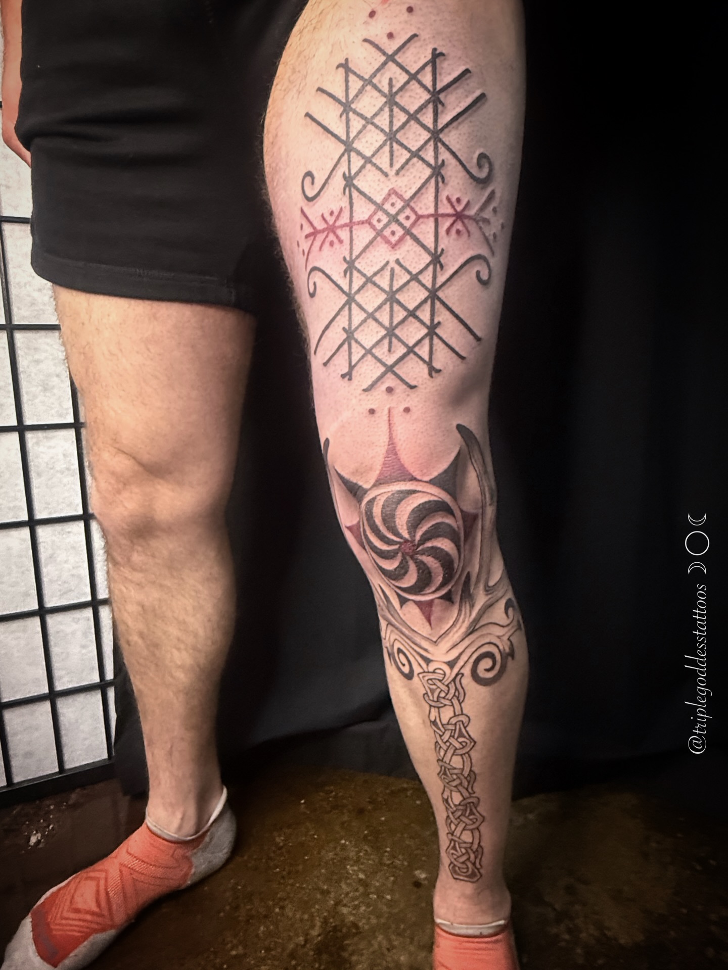 Created this over the course of 2 days with the most wonderful client. We made this around this idea of the Irminsul, the Saxon version of the world tree of Norse mythology. I added references to the tree of Gondor (for fun!) and carvings made of antler bones, to represent older Neolithic memories in these stories. There is also some meaningful Ogham script and the web of wyrd on his thigh. The web of wyrd was designed by @may.oakmund, used by permission by my client. Thank you for this wonderful
-