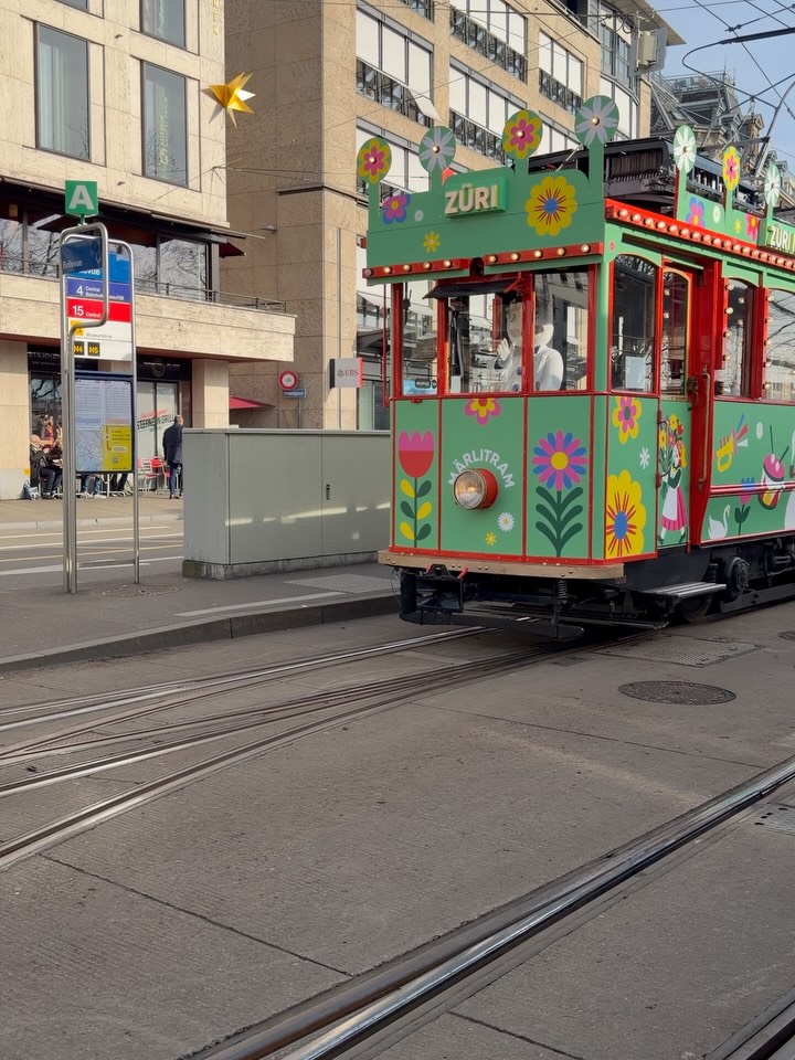 Sagenhaftes aus Zürich….der Sächsilüüte Böögg hat sich doch tatsächlich einen Nebenjob geangelt als Trampilot, notabene im Märlitram! Ob das ein Jobsharing von Samichlaus und Böögg ist, konnte ich nicht eruieren.
Vielleicht will der bekannteste Zürcher aber auch einfach Werbung für sein grosses Fest machen, das Zürcher Frühlingsfest Sechseläuten, das vom 17. - 20. April stattfindet, mit Gastkanton Graubünden. Die Bündner Steinböcke sollen sich ja an Schneemänner gewohnt sein😂
Weiter wurde mir von einer Followerin zugetragen, dass das bekannte 5 Buchstaben-Wort am Bally-Haus seit über 2 Wochen nicht geändert wurde! Heiiiaaaa😀 Seit Jahren steht hier täglich ein anderes Wort! Und jetzt…..VIDEO…..ein Video, das wortwörtlich seit längerem still steht. Ob die zuständige Person bei PSP Swiss Property in den Ferien ist oder gekündigt hat, ist mir leider nicht bekannt.
Das Schöne an Zürich ist auch, dass ziemlich vieles immer Schmunzeln auslöst💙🤍
Auf die neue Woche, cheers Züri☘️
#zurichisbeautiful #züribymanu #zürich #switzerland #ilovezurich