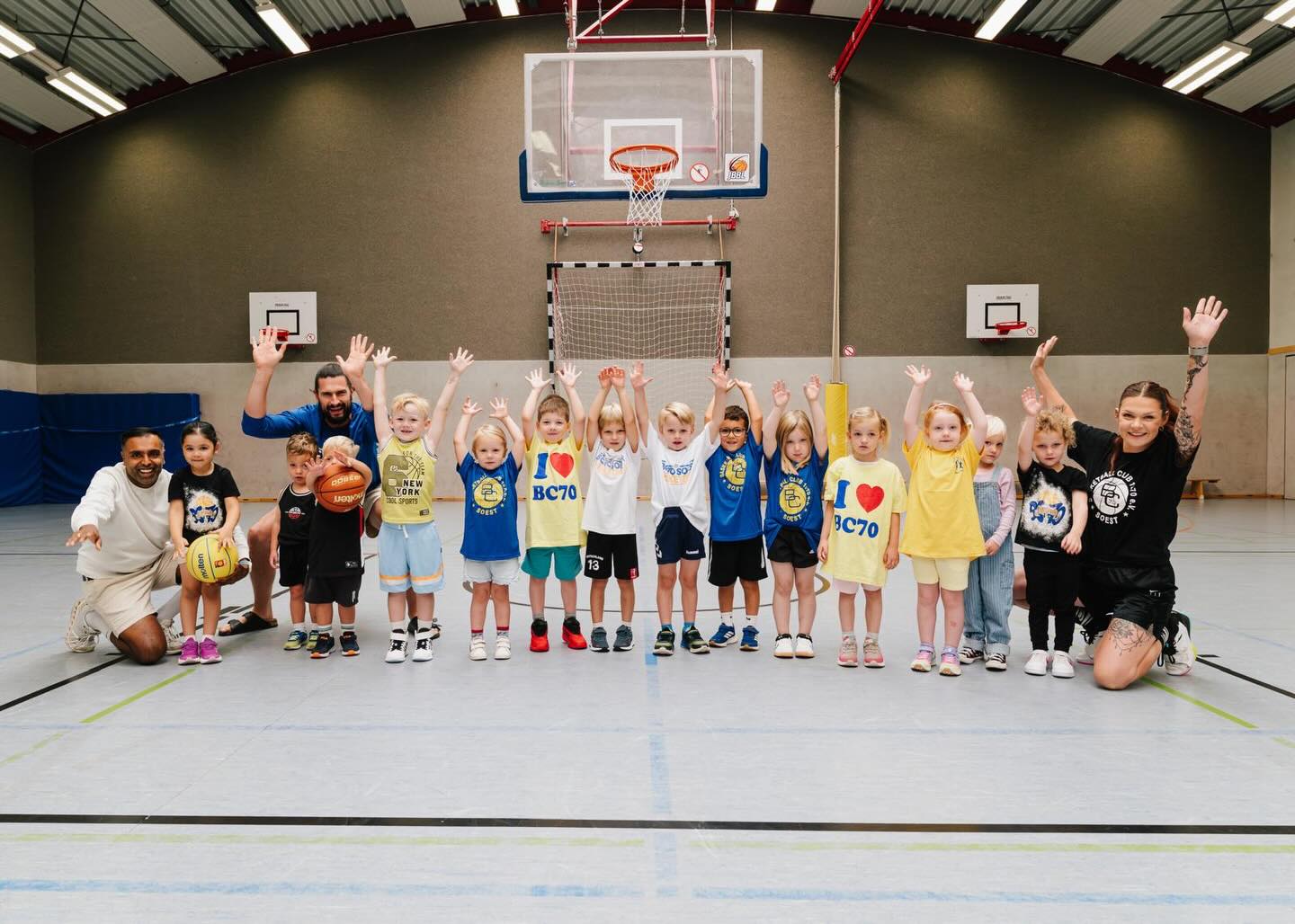 U4 – Season 25/26 🏀💛
Energie, Spaß und ganz viel Neugier – unsere U4 entdeckt Bewegung spielerisch und mit einem Lächeln im Gesicht.
Im Training wird viel gelacht, balanciert und an Gleichgewicht sowie Körperstabilität gearbeitet – immer mit dem Ziel, Freude an Bewegung zu vermitteln.
Gecoacht von Esra & Stani 👏
👉 Mehr zu unserer Nachwuchsarbeit auf der Homepage!(Link in der Bio)
