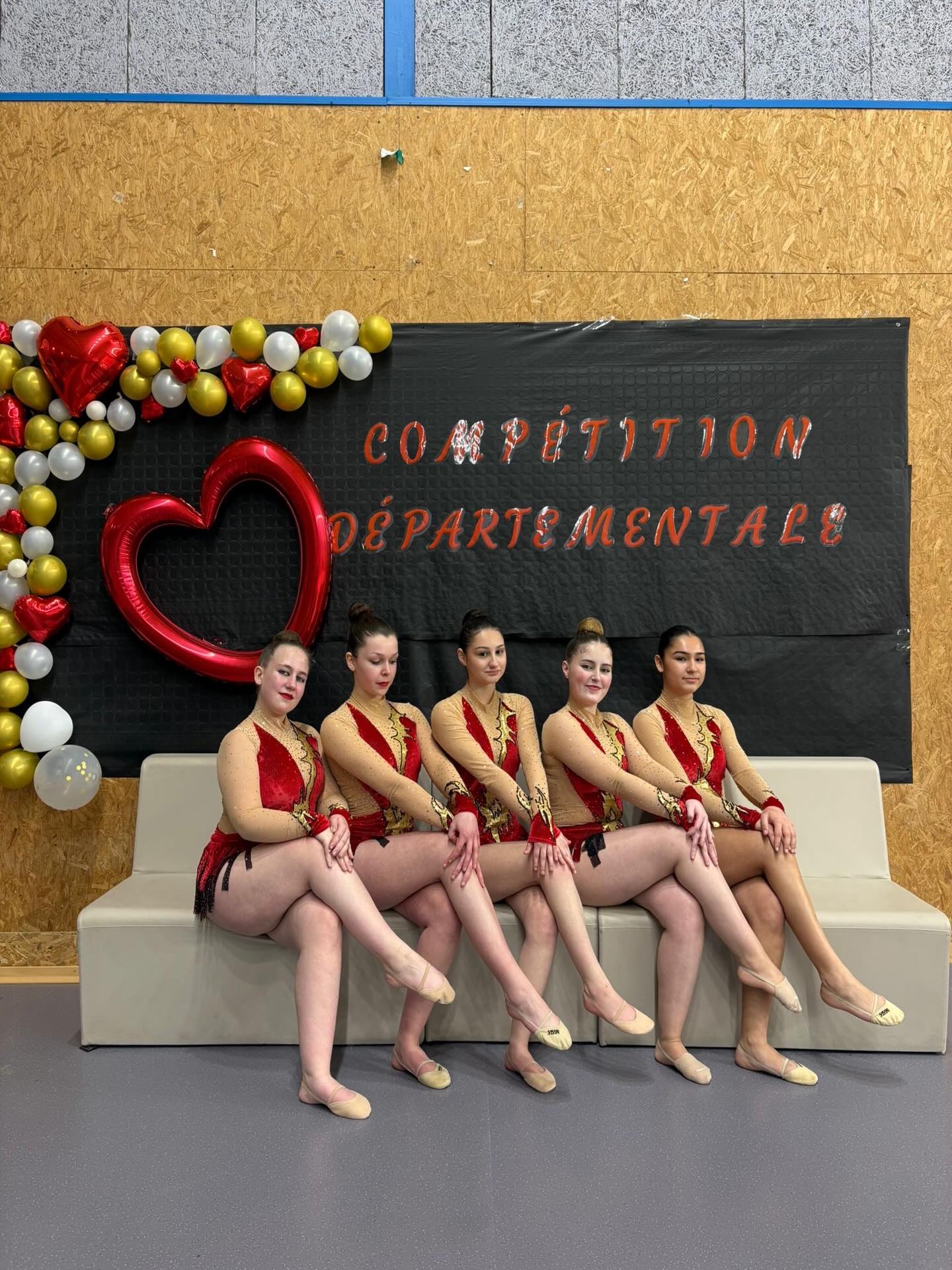 🏆 CHAMPIONNAT DÉPARTEMENTAL FFG 🏆
Résultats samedi soir – Challenge
🌟 Challenge Initié 7-9 ans : 2ème 🥈
🌟 Challenge Duo 7-9 ans : 1er 🥇
🌟 Challenge Initié -13 ans :
Ensemble Stitch (Stacy) : 2ème 🥈
Ensemble Pirate (Amayelle) : 3ème 🥉
Ensemble Violette (Lilie) : 4ème 👏🏼
🌟 Challenge Initié Duo -13 ans :
Duo 1 (Macire) : 2ème 🥈
Duo 2 (Anissa) : 4ème 👏🏼
🌟 Challenge Initié Duo TC :
Duo 1 (Hawa) : 1ère 🥇
Duo 2 (Maelyne) : 2ème 🥈
🌟 Challenge Initié TC : 5ème 👏🏼