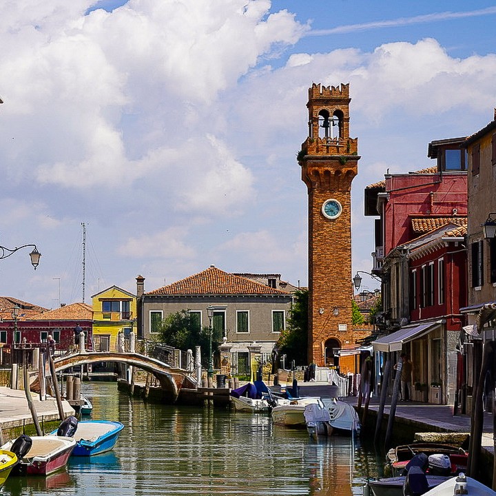 Murano magic: glassblowers, peaceful canals and Venetian history — all in one island. Read our full guide for the best tours, timing, transport and must-see spots. Link in Bio #Murano #Venice #Italy #TravelGuide #Glassblowing #Wanderlust