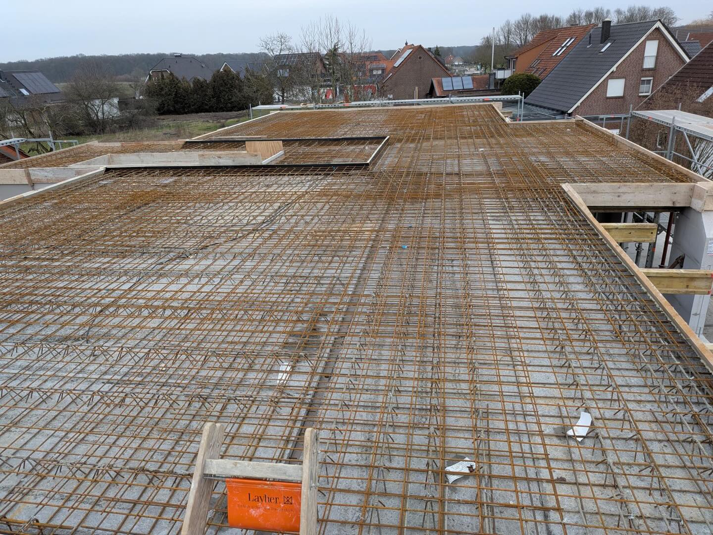 🏗️ Schalung & Bewehrung – das unsichtbare Skelett des Rohbaus
Was man später nicht mehr sieht, ist oft das Wichtigste.
Schalung und Bewehrung sorgen dafür, dass Beton Form, Stabilität und Tragfähigkeit bekommt.
🧱 Schalung
Sie gibt dem Beton seine exakte Form – von Fundamenten über Wände bis zu Decken.
Saubere Schalungsarbeit bedeutet:
✔️ maßgenaue Bauteile
✔️ glatte Oberflächen
✔️ weniger Nacharbeit
🦾 Bewehrung
Stahlbewehrung macht Beton belastbar.
Sie nimmt Zugkräfte auf und verhindert Risse – besonders wichtig bei Decken, Stützen und Bodenplatten.
🔍 Warum das für Bauherren entscheidend ist:
Fehler bei Schalung oder Bewehrung lassen sich später kaum korrigieren und können langfristig zu Schäden führen.
Deshalb zählen hier Erfahrung, Präzision und Kontrolle mehr als Schnelligkeit.
👉 Unser Anspruch: solide Arbeit, auf die man Jahrzehnte bauen kann.