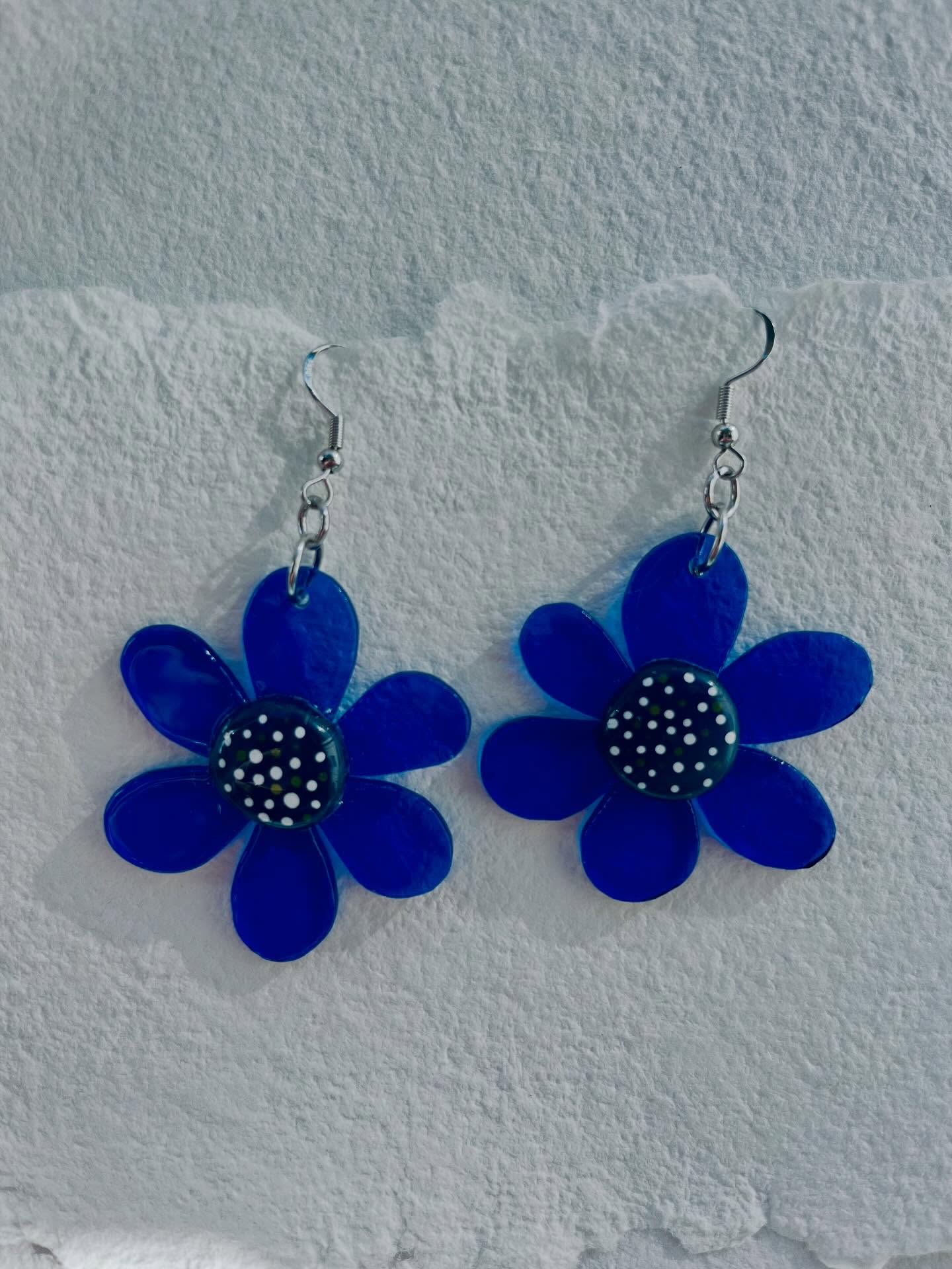 These earrings are made of recycled beer bottles, that a dear friend collected for me. I made the photoshooting , carefully chose the right moment of the day to enjoy the sunlight… I enjoyed it too much… with a sudden movement the earrings slipped out of my hand an broke to pieces on the floor. This is the end of a beautiful friendship 🤪
#annabies #glassart #recyclingart