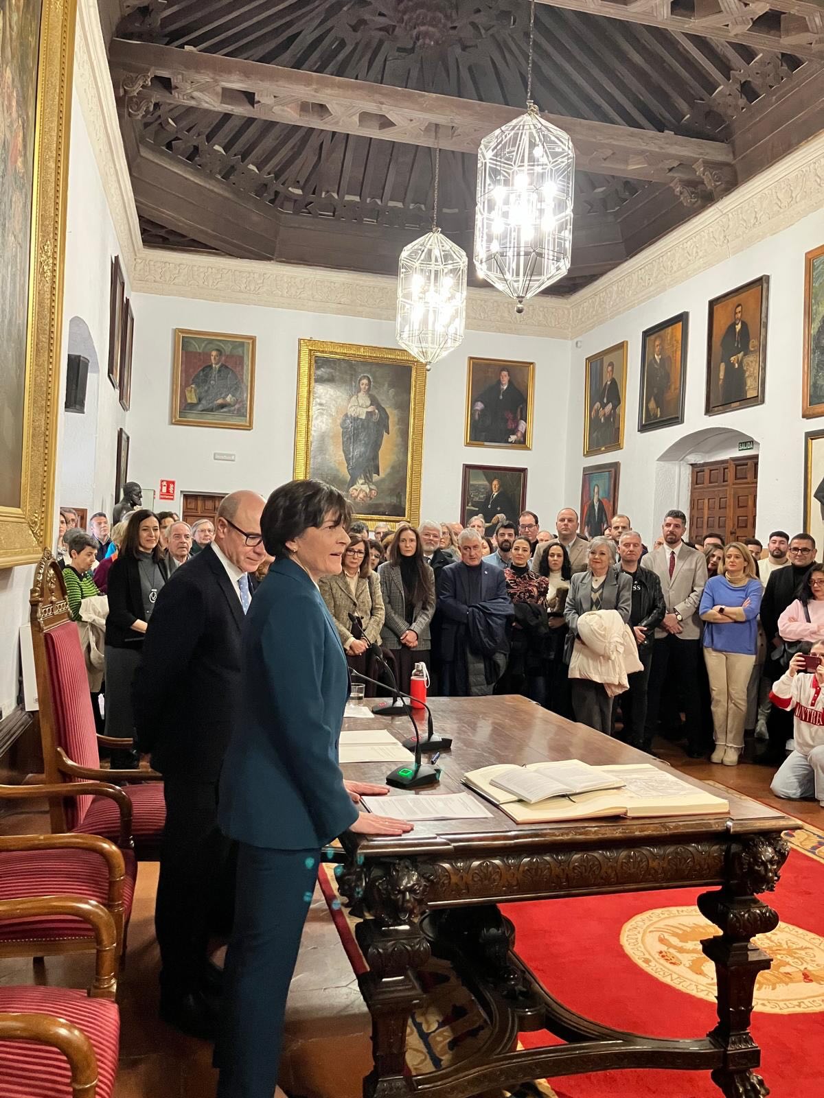 El viernes 6 de febrero, nuestra directora titular, M. Carmen Román y nuestra directora académica, Adela Guerrero, asistieron a la ceremonia de Toma de posesión como nueva Decana de la facultad de Filosofía y Letras de Teresa M. Ortega, presidenta de la Comisión de CCMM y RRUU.
El acto estuvo presidido por el Rector de la UGR, @pedromercadougr