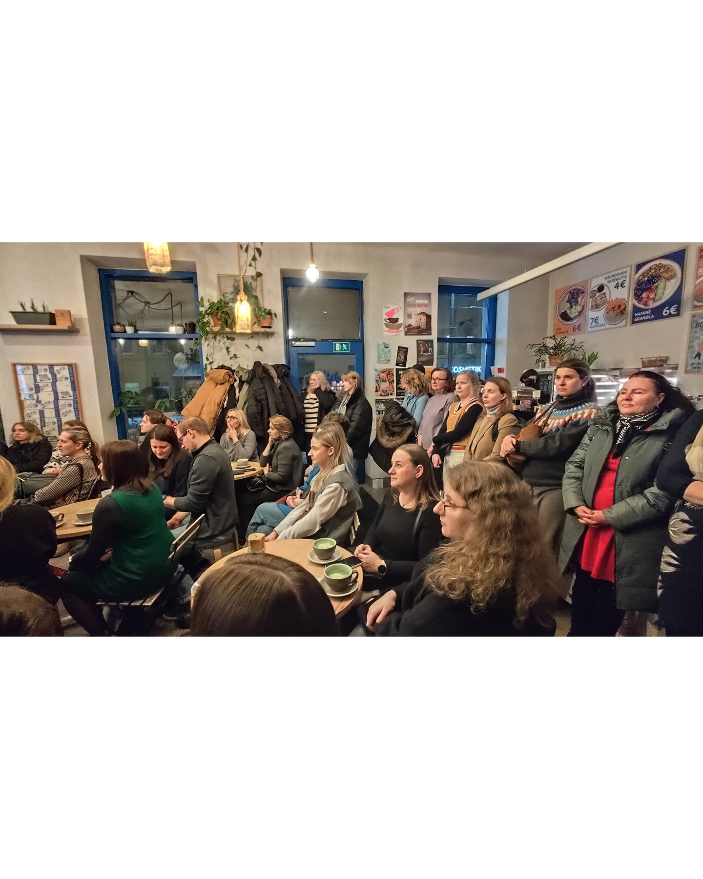 Kepėjų klubo pristatymo akimirkos dar ilgai skambės atmintyje. Tiek daug smalsumo, klausimų, gyvų pokalbių ir tikro domėjimosi raugo (ir ne tik) kepiniais 💛
Per dvi savaites prie Kepėjų klubo jau prisijungė per 70 prenumeratorių – tai dar kartą parodo, kad kepantiems namuose bendruomenė yra be galo reikalinga ir gyva. Džiaugiamės, kad kuriame ją kartu!
Jei kepate namuose ir ieškote bendruomenės – Kepėjų klubas laukia jūsų. Kasdien bendraujame online, o kartą per mėnesį susitinkame gyvai.
Daugiau informacijos: www.kepejuklubas.lt