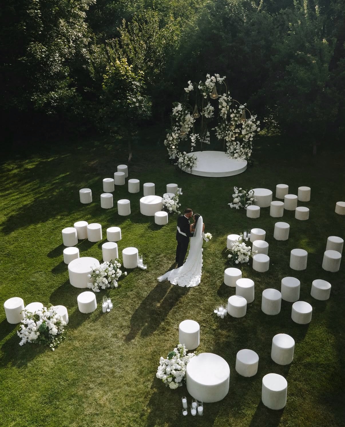 Tania a Maksim túžili po elegantnej svadbe v bielo-zelenej farebnosti, ale v modernom prevedení.
Čo poviete, podarilo sa nám naplniť ich predstavy 😉?
📷 @moshenkophoto
Dizajn a kvetinový styling: @ambientes_weddings
Wedding planner: @behappy_agency
Lokalita: @wiegerovavila