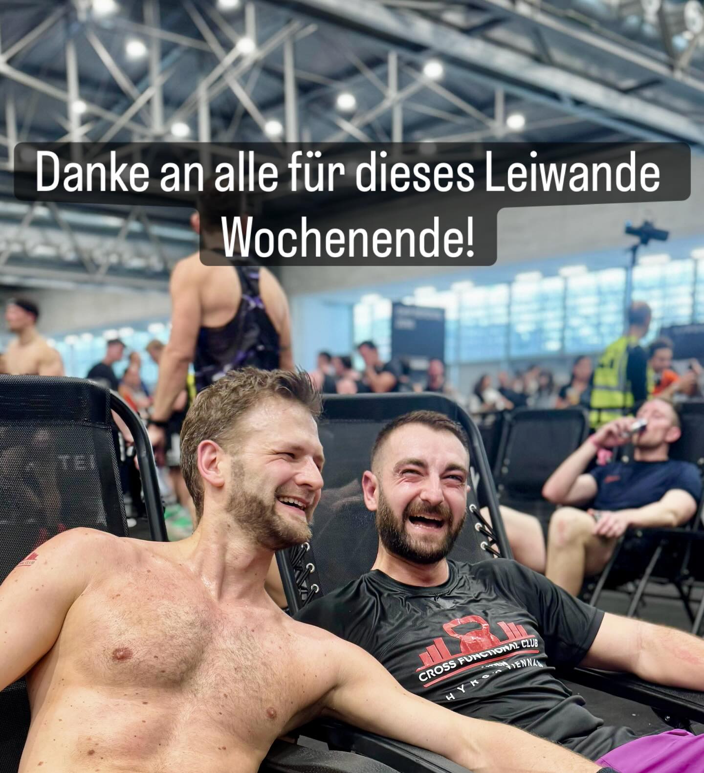 Danke an alle, die mich am HYROX-Wochenende unterstützt und angefeuert haben 🙏
Und natürlich: Gratulation an alle Starter:innen – besonders an jene die zum ersten mal gestartet sind!
Ein großes Dankeschön auch an Mensur, der zum zweiten mal mein Partner im HYROX Doubles war
(letztes mal 2024 auch schon in Wien).
Es war wieder richtig stark mit dir zu laufen – wir ergänzen uns als Team einfach perfekt und haben uns dadurch gemeinsam einen neuen PR geholt 🔥!
Jetzt mal ehrlich:
Wäre spannend zu sehen, was möglich wäre, wenn wir mal ernsthaft darauf hintrainieren würden😅💪 Nach so einer Belastung ist jetzt eines wichtig: Regeneration.
Muskeln, Sehnen und vor allem das Nervensystem brauchen Zeit.
Spaziergänge, lockeres bewegen am Ergometer, sehr leichte Runs, Mobilisation, ausreichend Schlaf & viel trinken –
Regeneration heißt nicht nichts tun, sondern das Richtige tun. Ich wünsche allen die am Wochenende am Start waren noch viel Spaß mit ihren Muskelkatern. Bis zum nächsten mal
LG #hyroxvienna #teamhansur #cfcvienna #hyroxger