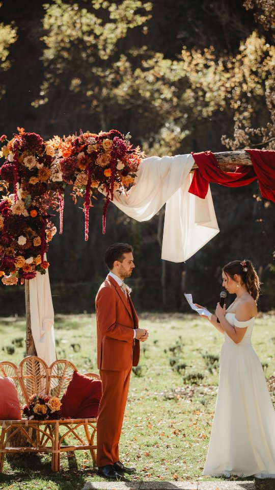 CrĂ©er un dĂ©cor de cĂ©rĂ©monie, câest transformer un lieu en un souvenir inoubliable đ€
De la conception Ă lâinstallation, jâimagine et rĂ©alise des dĂ©cors floraux sur-mesure, pensĂ©s pour reflĂ©ter votre histoire, votre univers et lâĂ©motion de votre engagement.
Arche florale, ambiance, matiÚres, couleurs⊠chaque détail compte.
Vous vous mariez et vous rĂȘvez dâun dĂ©cor qui vous ressemble ? âš
Discutons ensemble de votre projet đż
đ© Devis personnalisĂ© sur demande
Photographe @picturesbymrc
Lieu @lehameaudevalouse
Traiteur @des_anges_en_cuisine
DJ @fabienfort.dj
#decorationdemariage #fleuristemariage #ceremonielaique #weddingdesigner #mariagedromeprovençale