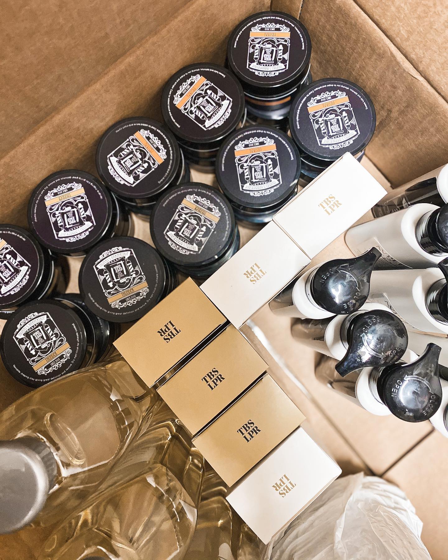 Dneska nás zásobujeme k prasknutí! Zítra bude tím pádem všeho všude dostatek.
Zastavte se pro voucher, kolínskou, na střih, nebo třeba jen pozdravit.
Nemůžeme se dočkat! ❤️