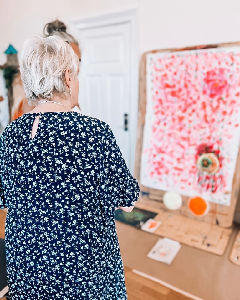 Glad Alla ♥️ Dag!
Vi hoppas du firar dagen genom att ge dig själv lite extra kärlek och omsorg. För visste du att hjärtat inte bara är en pump – utan också bär på emotionell och intuitiv intelligens?
I alla hjärtans dags anda vill vi bjuda in dig till en kreativ workshop som öppnar för djupare kontakt med ditt hjärta, intuition, klarhet & livskraft! ~
✨ Workshop i Expressive Arts
♥️ Tema: Afrodite - kärlek och kreativitet ♥️
📅 TID: 20–22 februari 2026
❥ Detta väntar dig:
➼ Tre dagar fullt av kreativt utforskande genom konstnärliga uttryck såsom bild, rörelse, dans, musik, drama, berättelse och text.
➼ Trygg guidning av erfarna terapeuter och processledare.
➼ Inspiration i vackra lokaler med oslagbar utsikt över Stockholm.
➼ Fika och allt konstnärligt material du behöver för arbetet, plus sammanfattning av våra dagar och ett intyg att ta med dig vidare.
➼ För dig som är intresserad av vår tvååriga utbildning i Expressive Arts är detta ett perfekt tillfälle att pröva metodiken!
📅 TID: 20–22 februari 2026
💥 Bara ett fåtal platser kvar!
Ge dig själv (eller någon du älskar) den perfekta alla hjärtans dag-presenten. Välkommen till ett rum där du får utrymme att lyssna till ditt hjärtas röst!
Länk i profilen ➡ @expressivearts
#allahjärtansdag #konst #hjärtat #självkärlek #kreativworkshop