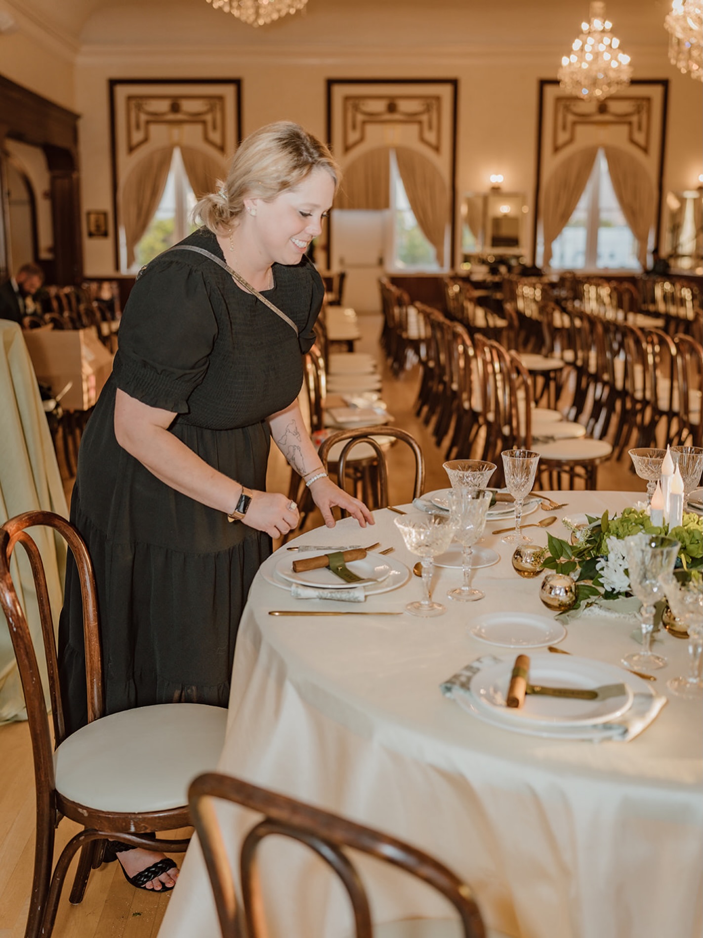 Designing your wedding tables might be one of my favorite parts 🤍
From the plates and chargers to the cups, glassware, and perfectly styled centerpieces… every single detail matters. I want each place setting to feel intentional, elevated, and so special for your guests.
Because it’s never just a table — it’s the experience.
#tampaweddingplanner #stpeteweddingplanner #floridaweddingplanner #atlantaweddingplanner #travelingweddingplanner