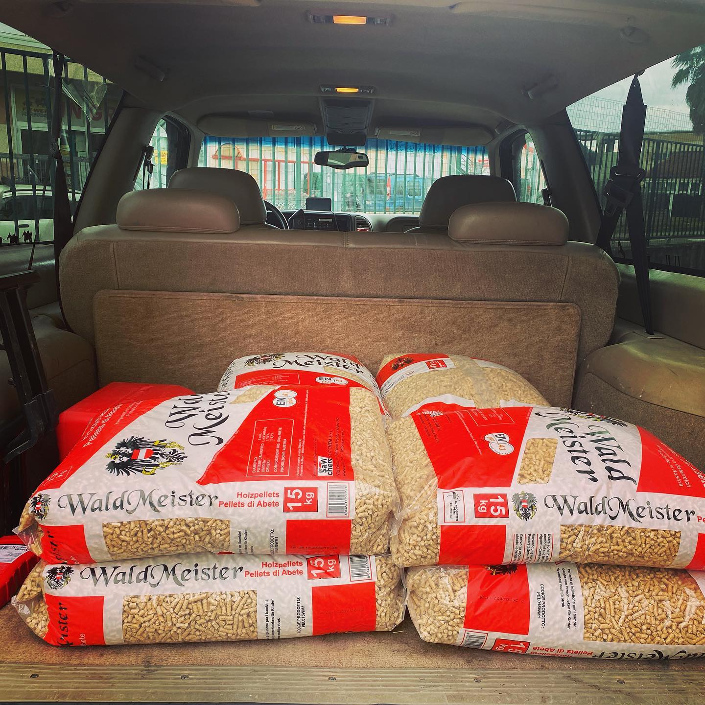 Trenta sachetti in quattro settimane. Ja, ja…vi bor i et hus som er konstruert for å holde varmen ute. #apricale