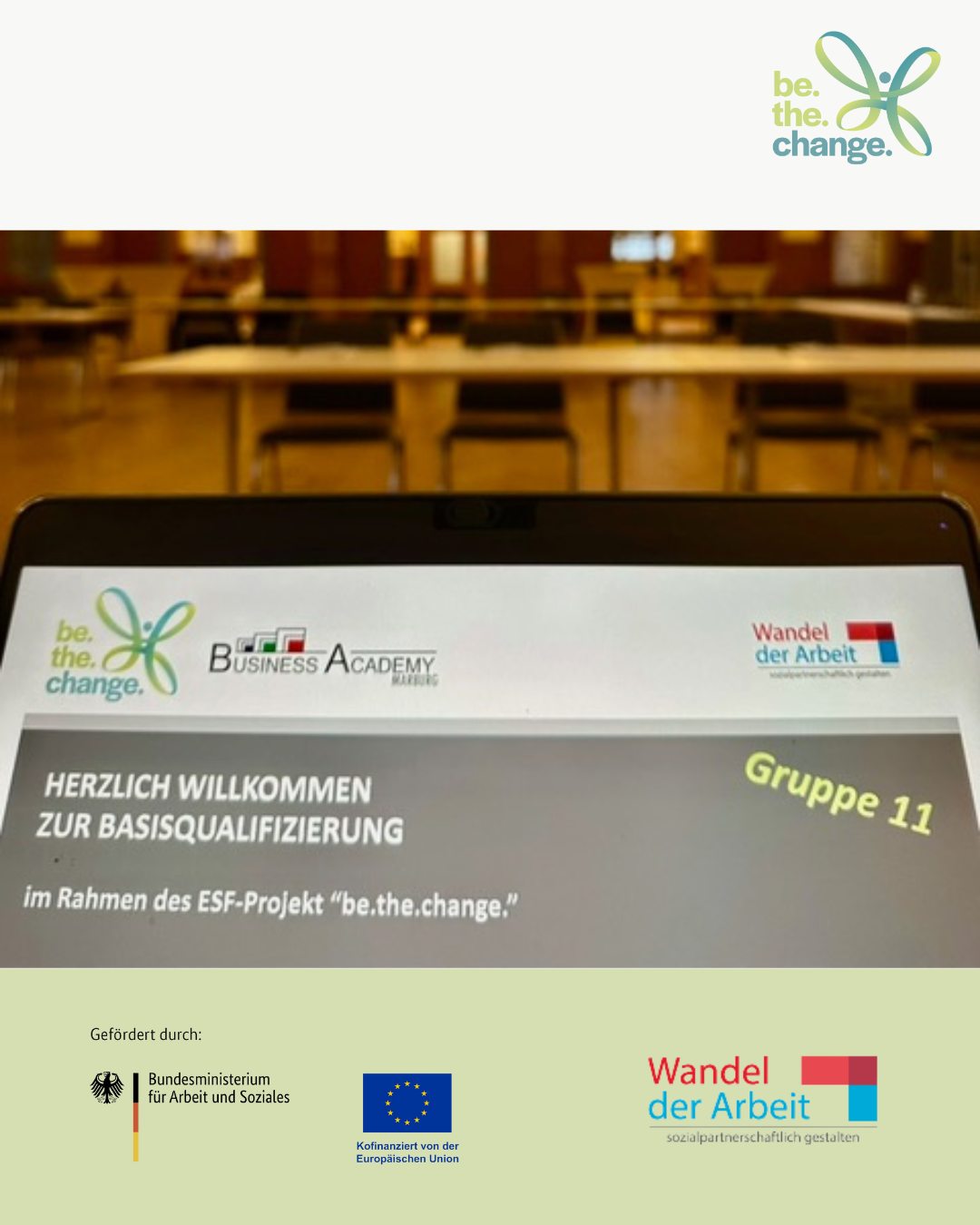 So kann Veränderung funktionieren: be.the.change.
Vor drei Jahren starteten wir mit dem ZfP Emmendingen in das ESF-Projekt Wandel der Arbeit mit dem Ziel, Veränderung durch die Menschen möglich zu machen.
Unser Trainer:innen-Team hat die Reise begleitet und nun ist die letzte Gruppe gestartet. Mit 40 Teilnehmenden.
Seitdem hat ein Trainerteam viele Mitarbeitende begleitet. Gruppen kamen, Gruppen gingen.
Ideen wurden geboren, verworfen, weitergedacht. Veränderung wurde ausprobiert, angepasst, gelernt.
Für einen Workshop eine enorme Größe und gleichzeitig ein starkes Signal.
Der Startpunkt für die Gruppe 11 war eine Basisqualifizierung, um Kompetenzen rund um Empowerment und Veränderung kennenzulernen. Im Fokus stand immer die Frage: Was kann ich in meinem Wirkungskreis bewegen und wie kann ich die Veränderung mitgestalten.
Die Aufmerksamkeit war hoch. Die Offenheit war spürbar. Und am Ende gingen alle mit einer ziemlich konkreten Idee für eine Veränderung aus dem Workshop, obwohl einige zu Beginn nicht geglaubt hätten, dass die so schnell entstehen würden.
So ist nochmal neue Motivation entstanden, die Veränderung im ZfP mitzutragen und mitzugestalten.
Das Projekt wird im Rahmen des Programms „Wandel der Arbeit sozialpartnerschaftlich gestalten: weiter bilden und Gleichstellung fördern“ durch das Bundesministerium für Arbeit und Soziales sowie die Europäische Union über den Europäischen Sozialfonds Plus (ESF Plus) gefördert.
#berlin #pflege #krankenhaus #pflegeberufe #weiterbildung #businessacademymarburg
#europaeischer_sozialfonds #europaeischersozialfonds #esf #europaeischersozialfondsplus #esfplus
#europeansocialfund #europeanunion #eukommission #eusocial #arbeit #soziales #bmas #EUfunds #eusocial
