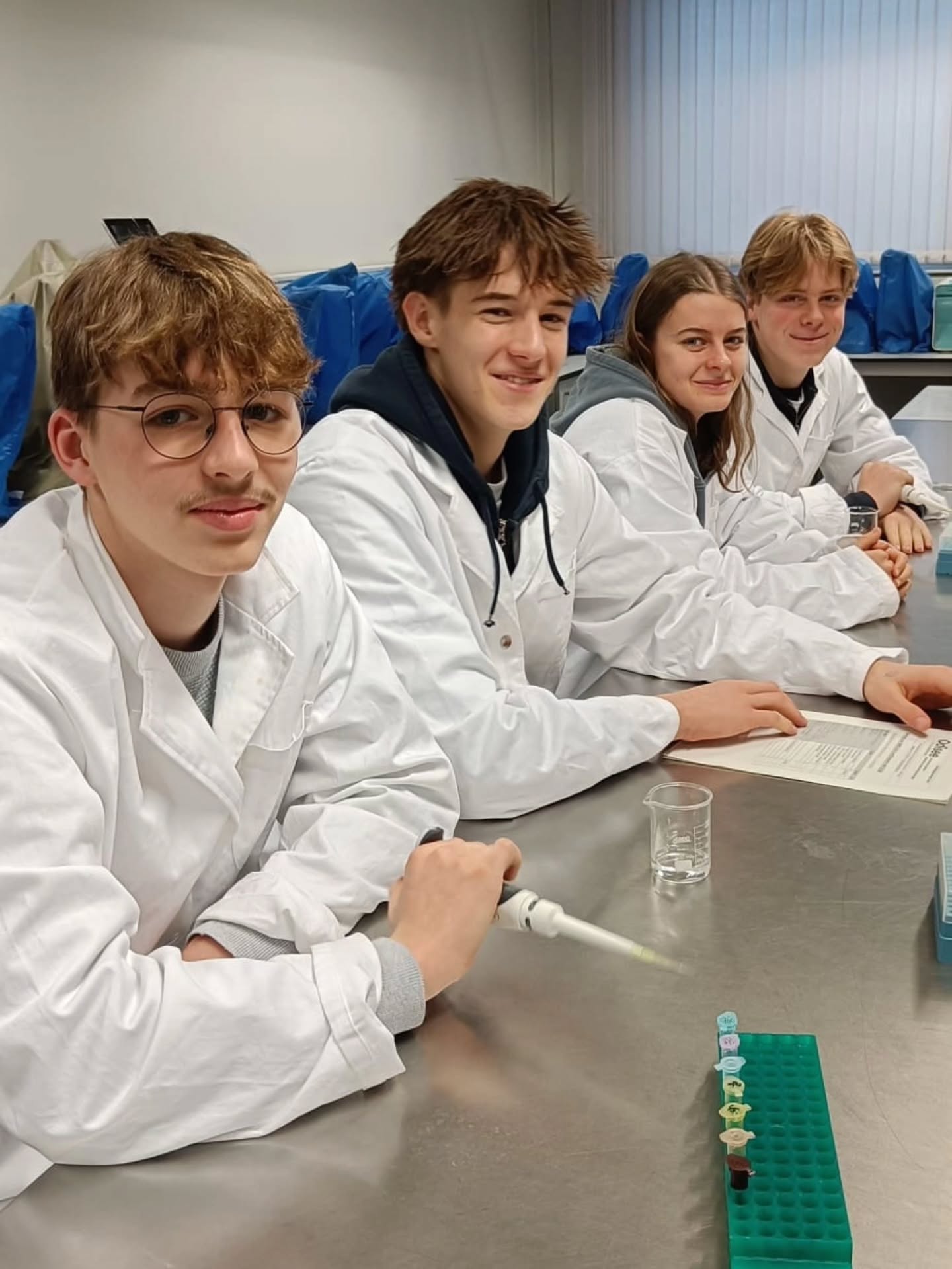 Onze zesdejaars wetenschappen van beide campussen trokken deze week naar de co‑hogeschool Odisee om te proeven van het echte labowerk en zo hun mogelijke toekomst in de biowetenschappen te verkennen. Met deze ervaring zetten onze leerlingen weer een stap dichter naar een studiekeuze die écht bij hen past.
Ze staken de handen uit de labojasmouwen tijdens workshops waarin ze kennis maakten met enkele biotechnologische technieken zoals de gelelektroforese en de ELISA‑analyse.