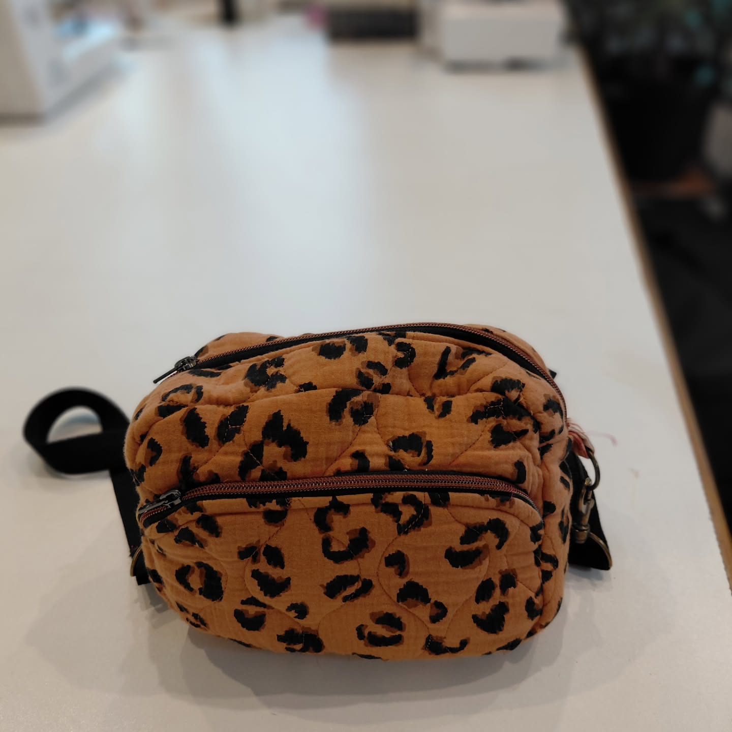 Vincianne nous a encore fait des merveilles , non pas sans difficultés mais elle y est arrivé. Magnifique petit sac leopard , zippé et multipoches.bravo.
#lesateliersgrege , #coursdecouture ,#coutureaddict