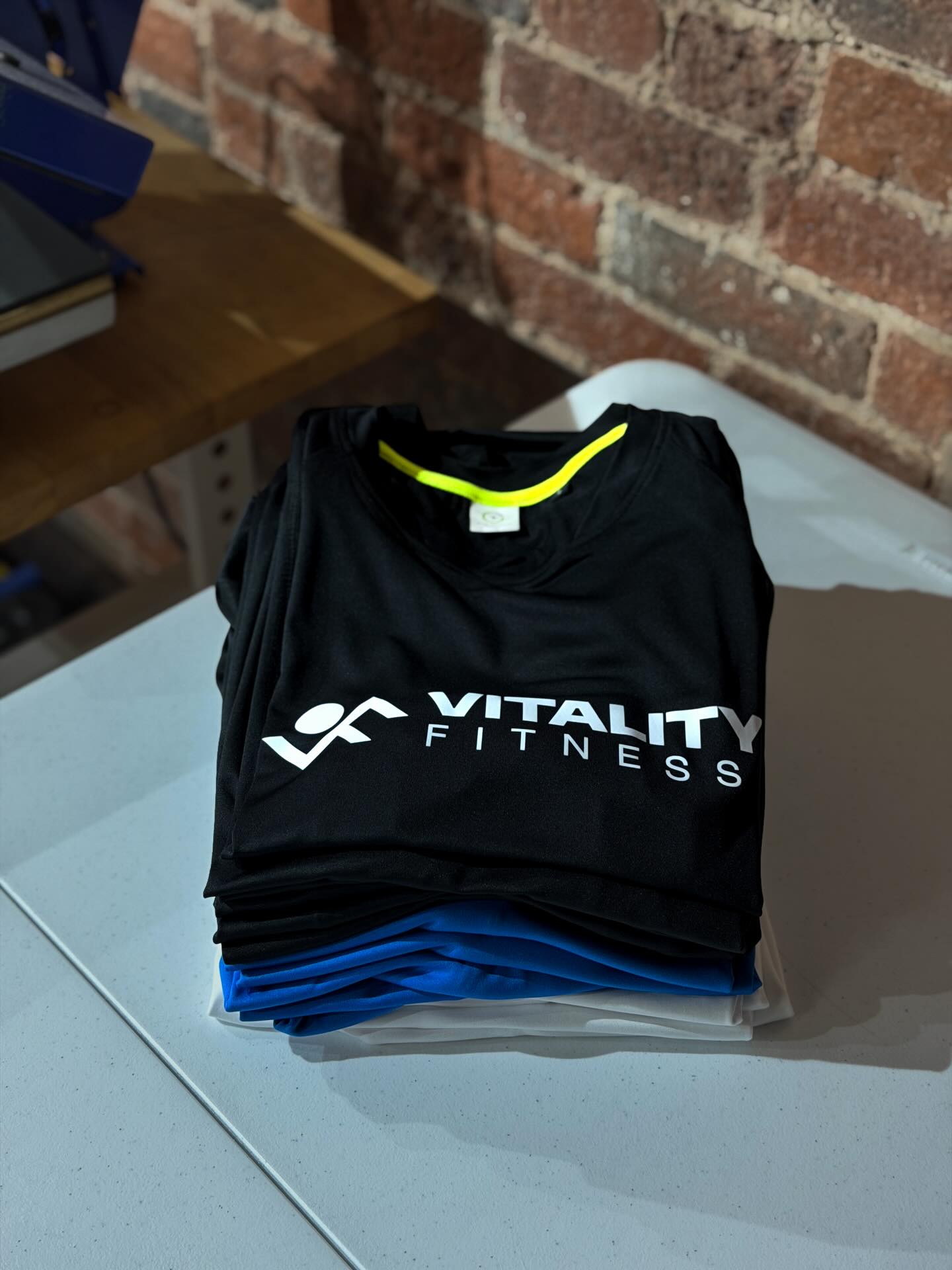 You’re a business owner that is looking for branded apparel but you don’t want the same low quality clothing you see day in day out.
You wear premium brands in your day to day. You don’t want to have to choose wearing them and not advertising your business and wearing your branded kit and it looking a cheap mess.
That’s why people that want that quality, even in their branded apparel choose @runningdogsprintshop No minimums. Just decent quality branded apparel for businesses ✌🏻