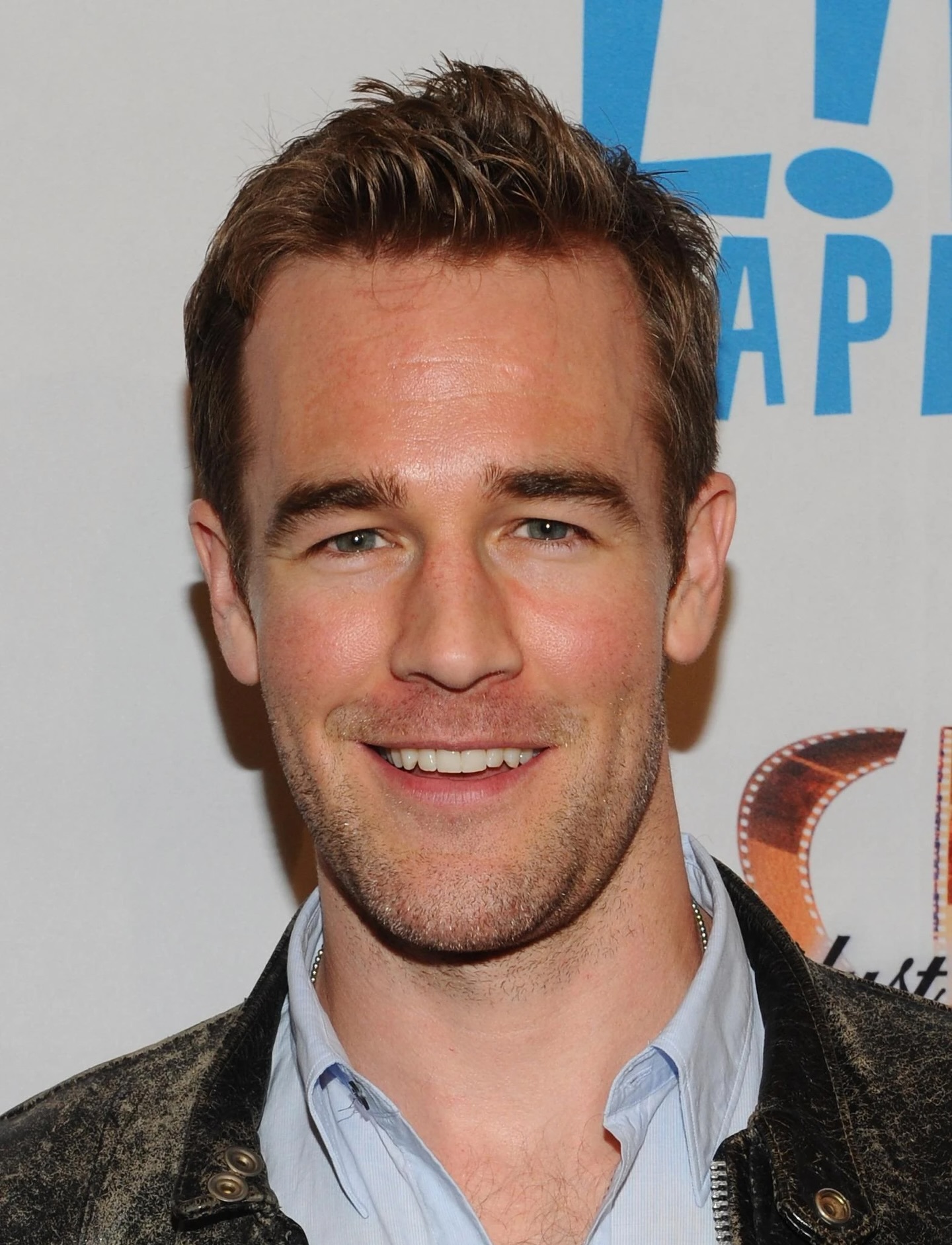 James Van Der Beek known for his role on hit series Dawsons Creek and coming of age football film Varsity Blues has passed away at the age of 48. He losses his fight with cancer and left behind family and friends and fans he will be missed #fcancer #dawsonscreek #varsityblues