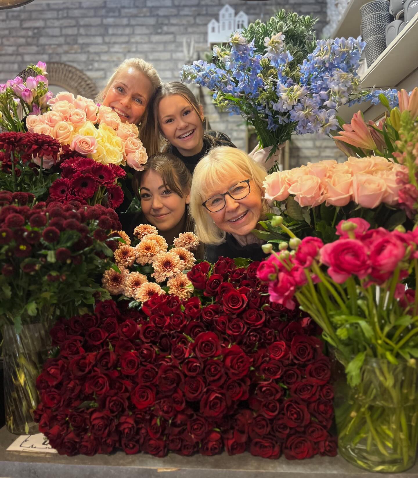 Nu har de kommit hem nya snitt blommor inför helgen och alla hjärtans dag❤️