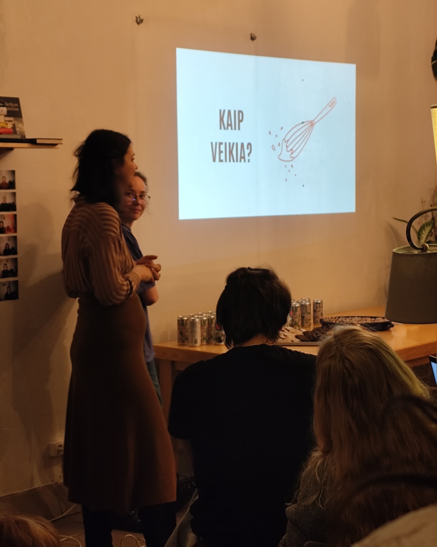 Kepėjų klubo pristatymo akimirkos dar ilgai skambės atmintyje. Tiek daug smalsumo, klausimų, gyvų pokalbių ir tikro domėjimosi raugo (ir ne tik) kepiniais 💛
Per dvi savaites prie Kepėjų klubo jau prisijungė per 70 prenumeratorių – tai dar kartą parodo, kad kepantiems namuose bendruomenė yra be galo reikalinga ir gyva. Džiaugiamės, kad kuriame ją kartu!
Jei kepate namuose ir ieškote bendruomenės – Kepėjų klubas laukia jūsų. Kasdien bendraujame online, o kartą per mėnesį susitinkame gyvai.
Daugiau informacijos: www.kepejuklubas.lt