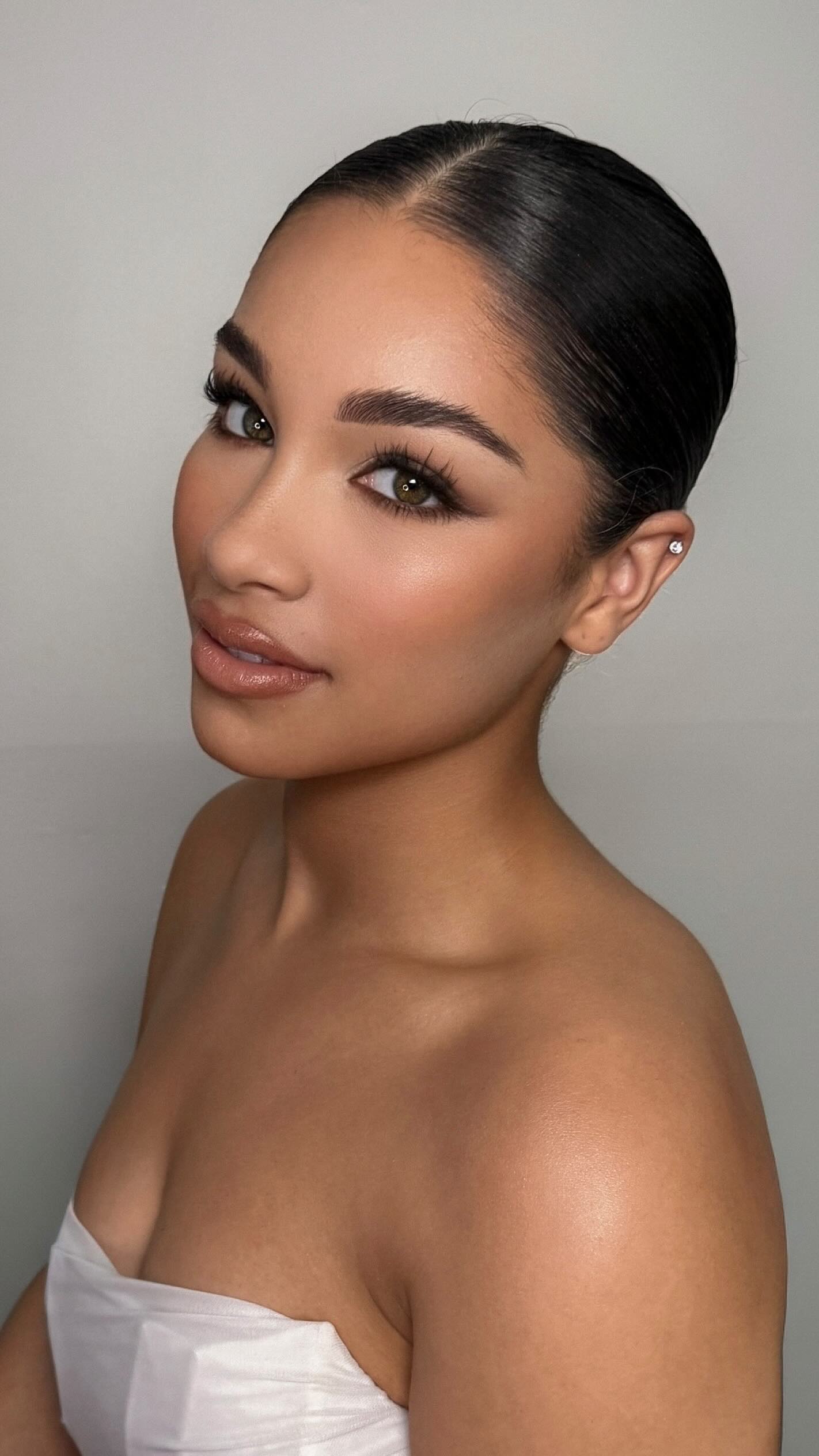 Not all makeup artists are bridal specialists.
And this is something many brides do not realize until it is too late.
Bridal makeup is a completely different skill set. It is not the same as event makeup, photo shoot makeup, or social glam. Your wedding day requires artistry that understands skin behavior, longevity, lighting, timelines, and photography.
Here are a few red flags to watch for when choosing your bridal artist:
✔ They cannot explain how makeup photographs under flash
✔ They match foundation only to your face, not your body
✔ They do not ask about your skin history or prep routine
✔ They rush through timelines without allocating buffer time
✔ Their work looks beautiful in selfies but inconsistent in professional photos
Bridal makeup is not just about looking good in person. It is about creating a flawless, skin focused finish that holds through tears, humidity, hugs, flash photography, and a full day of emotions.
This is why choosing a true bridal specialist matters. Your wedding morning should feel calm, intentional, and elevated, with artistry designed specifically for one of the most photographed days of your life.
bridal makeup artist New Jersey, NJ bridal makeup, luxury bridal makeup NJ, wedding makeup tips, how to choose a bridal makeup artist, bridal skin prep, wedding day beauty advice, soft glam bridal makeup
#newjerseybride #njmakeupartist #bridalmakeupnj #luxurybridalbeauty #2026bride