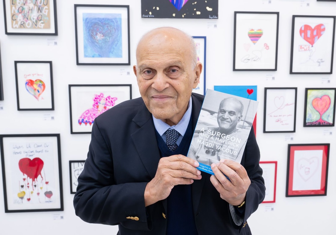 He saved lives, he changed lives. Professor Sir Magdi Yacoub is the surgeon who in the 1980s carried out the first heart-lung transplant in Europe.
He holds a place in medical history and today @saatchi_gallery he shared his story with us. ‘A Surgeon and a Maverick: The Life and Pioneering Work of Magdi Yacoub’ by Simon Pearson and Fiona Gornan was presented to #FPAmembers at #saatchigallery where the exhibition #shareyourheart was displayed to mark 30 years of saving children’s lives @chainofhopeuk
Here in the pictures of @elliott.franks