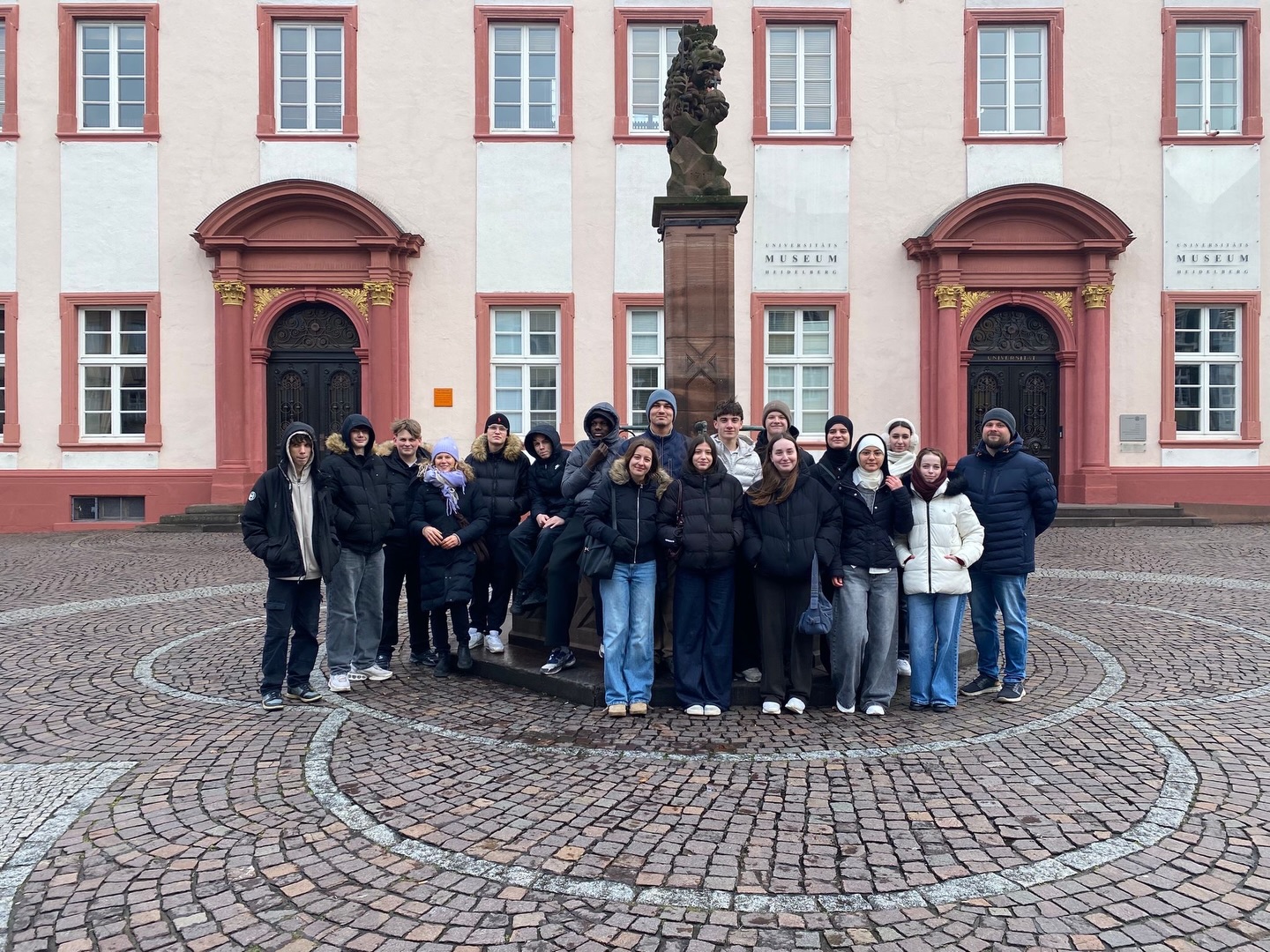 📍 Klassenfahrt 10d – Heidelberg
Letzte Woche war die 10d in Heidelberg unterwegs 🧳✨
Auf dem Programm standen spannende Einblicke in die Körperwelten, ein Besuch im historischen Studentenkarzer 🏛️ und natürlich ein Bummel durch die Altstadt.
Zwischendurch wurde Energie getankt – Currywurst inklusive 🌭😋
Weitere Highlights: das Schloss Heidelberg 🏰 und eine Escape-Room-Tour quer durch die Stadt, bei der Teamgeist und Köpfchen gefragt waren 🧠🔍
Viele Eindrücke, viel Bewegung und jede Menge gemeinsame Erlebnisse!
#10dinHeidelberg