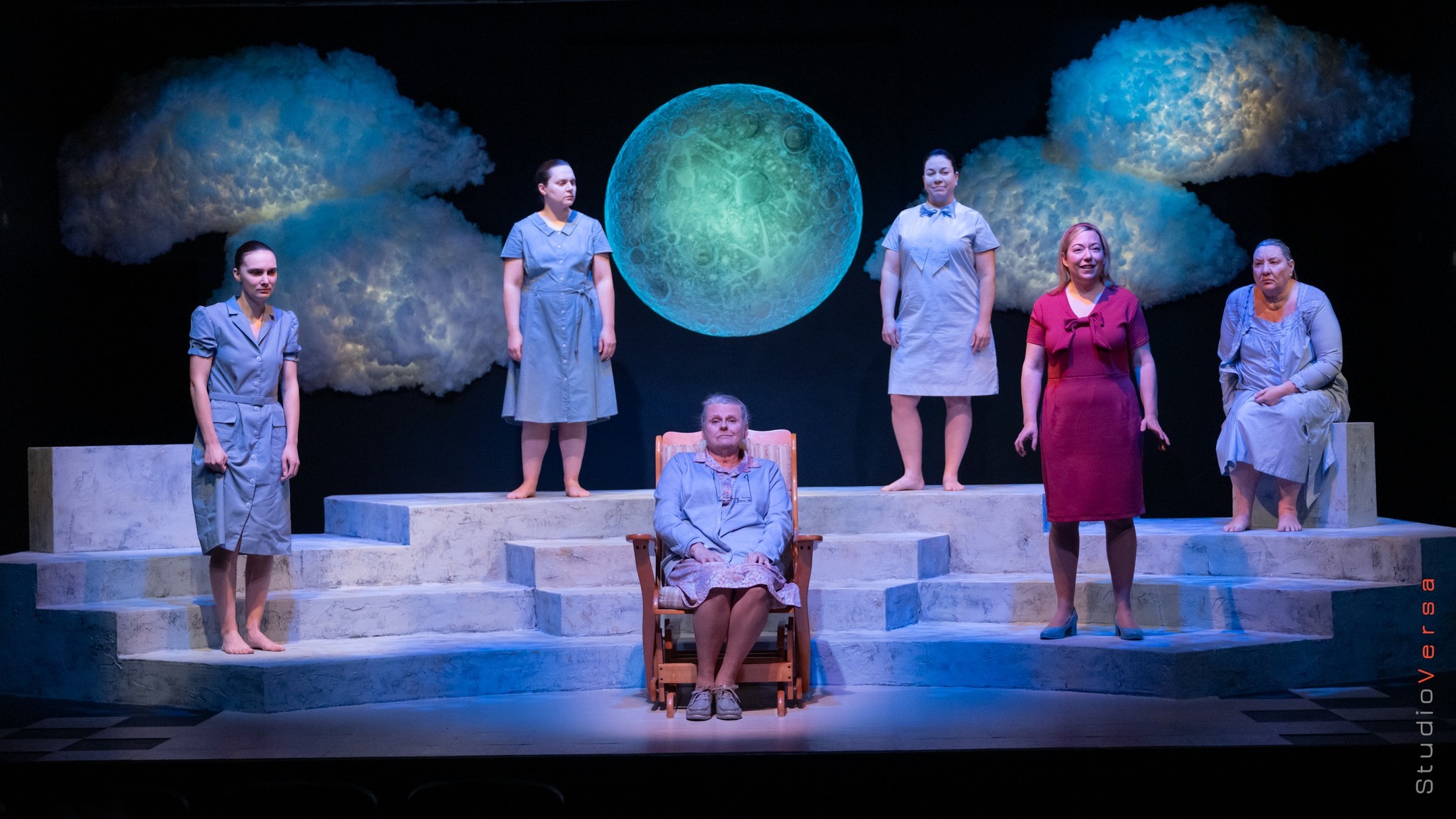 Trop fière d'avoir fait partie de ce projet au Théâtre de l'Ile, entourée d'êtres oh combien talentueux et généreux !
Ma scénographie pour Albertine en cinq temps, un texte de Michel Tremblay, déployé par une sublime mise en scène de Kira Ehlers, sur les planches de ce magnifique théâtre.
Les 6 comédiennes (Charlotte Baus, Manon Leblanc, Chantale Richer, Catherine Rousseau, Frédérique Thérien et Maxine Turcotte) sont a coupées le souffle et portent ce texte avec une grande sensibilité. Elles transmettent avec justesse toutes les émotions et les subtilités que cette pièce impose. Je suis comblée et honorée d'avoir pu habiller leurs univers.
Merci aux concepteurs talentueux avec qui ce moment fut créé, Mathieu Charette aux éclairages et Isabelle Bélisle aux costumes. Un immense merci à mon ami Jonathan Charlebois pour la conception en ateliers. Merci à Kira de croire en moi et de me permettre de vivre de telles aventures. Merci à Marie-Nicole pour sa coordination en douceur et merci à Isabelle Cloutier qui nous accueille avec générosité en ces lieux.
La vie est fantastique ! Je suis remplie de gratitude !
#theatredelile #scénographie #micheltremblay #gatineau #vieuxhull