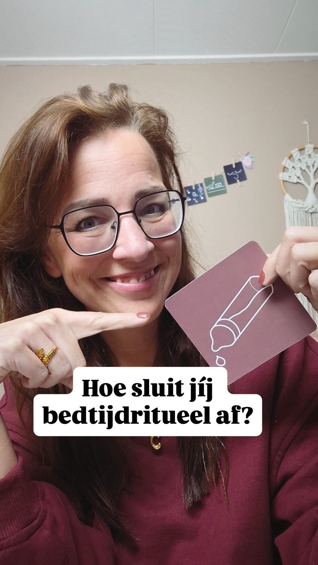 🍼Dag fles, hallo knuffelen! 💛
Ik vond het altijd zó’n heerlijk moment: een frisgewassen kind, beetje rozig, in een zachte slaapzak… en dan samen nog even een flesje drinken op schoot. Lekker tegen je aan.
Vaak was dit ook het enige moment van de dag dat hij langer dan drie tellen op mijn schoot bleef zitten..
Mijn collega Patricia gaf al de tip: als je kindje ’s nachts vaak wakker wordt, kan het helpen om de avondfles eerder te geven of helemaal weg te laten ( zie de post van 4-1-‘26).
Maar pfff… dan verdwijnt ook dat fijne momentje samen. En misschien nog wel belangrijker: die duidelijke associatie met: ‘het is tijd om te gaan slapen’.
🙏🏻 Allereerst: wat voor jullie werkt, dát werkt.
Slaapt je kindje fijn in én door en voelt het goed? Vooral zo doorgaan.
Maar er behoefte aan verandering? Omdat je kindje een slaap associatie ontwikkelt met de fles of borst? En daardoor frequent waakt in de avond en nacht? Dan kun je het flesmoment vervangen door een ander intiem momentje samen. Bijvoorbeeld:
✨Even lekker over de rug kriebelen;
✨ Een versje, gedichtje of “redenen waarom ik jou zo lief vind” opzeggen terwijl je je kindje rustig heen en weer wiegt;
✨ Samen zachtjes dansen op een gezongen liedje;
✨’Pizza bakken’ op de rug van je peuter:
—> eerst het deeg kneden (de rug zacht masseren),
—> dan saus smeren (erover wrijven),
—> salami erop (rustig kloppen met een gebogen hand),
—> kaas strooien (zacht tikken met de vingertoppen)
—> en dan… hup, de oven in! (het bed 😉)
Eigenlijk kan alles. Het allerbelangrijkste is dat het júllie momentje is.
Zonder afleiding van telefoon of omgeving, met alle aandacht bij je kindje. Je zult merken dat hij of zij hier net zo van geniet als van het flesje of de borst.
⁉️Wil je meer leuke en praktische ideeën voor het bedtijdritueel?
Mijn bedtijdritueelkaartjes helpen je bij het samenstellen van een fijn ritueel. Op de achterkant van alle 28 kaartjes vind je volop tips en tricks. Geschikt voor kinderen van ongeveer 20 mnd- tot 6 jaar. Met genoeg fijne ideeën om van dat flesmoment een knuffelmoment te maken!
P.s. We bedoelen dus niet dat je moet stoppen met borst/ fles in het bedritueel🙏🏻.
Liefs, ❤️Anneke & team