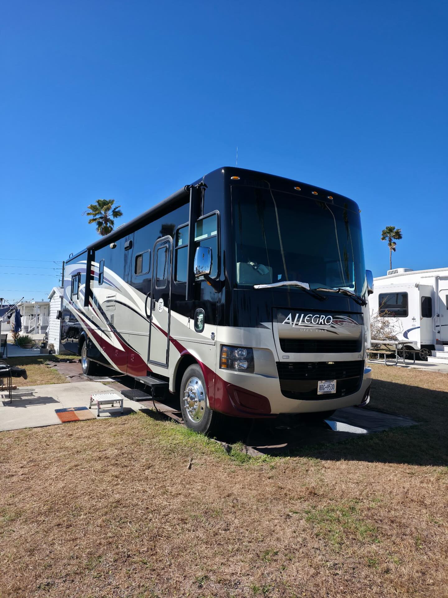 Tiffan Open Road in for a one step paint, correction and wax!
•
•
•
•
#RVDetailing #Detailing #ViperDetailinf #RVlife