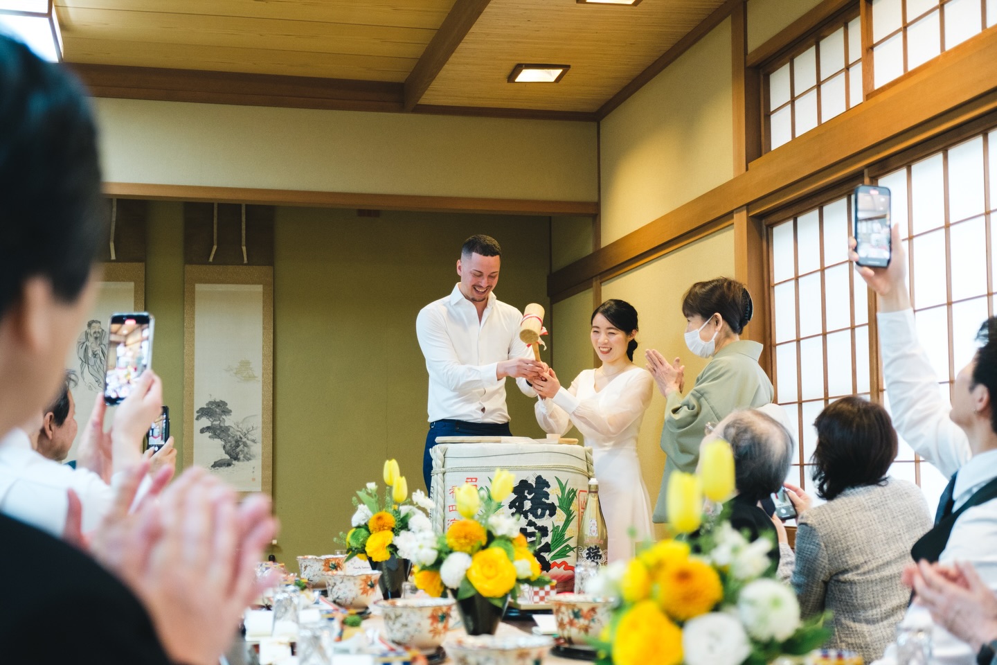挙式の後の、和やかなお食事会。
笑顔があふれるケーキカットや鏡開き。
ゲストのスマホに囲まれながら、
「おめでとう」が飛び交うひととき。
そしてこの日は、
地域のお祭りとも重なり、
思いがけない獅子舞のサプライズに
ゲストも一緒に盛り上がる、楽しい時間になりました☺️
決めすぎない、飾りすぎない。
でも、心に残る時間。
大切な人と会話や食事を楽しむ。
そんな“心がつながる”ご会食のかたちも
ご提案しています。
ご家族やご友人、大切な人との心をつなぐ
地元・鳥取での和の結婚式。
挙式の