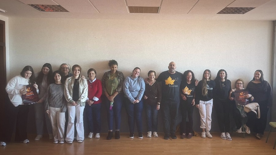 TEATRO Y COMUNIDAD 🫂
Ayer, dimos el primer paso en el proceso intergeneracional “Teatro y comunidad”, actividad perteneciente a la cuarta edición de Ínsula Escénica, en el IES Antonio González, en Tejina💪✨
Un espacio donde generaciones distintas se encuentran, se escuchan y se reconocen a través del 🎭
Donde la palabra transita, las experiencias se comparten y la escena se convierte en un espacio compartido.
Comenzamos con ilusión, con ganas de aprender unas de otras, y con la certeza de que cuando la comunidad se une, algo bonito empieza a gestarse 😍
#ÍnsulaEscénica
🤝Colaboran:
@lalagunacultura
@lalagunaayto
@adrian.del.castillo