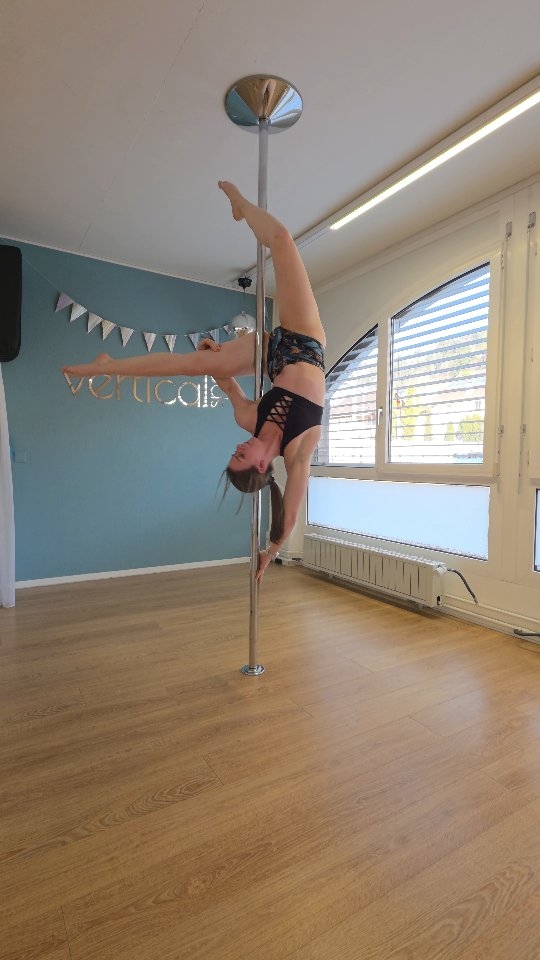 Happy Valentinesday 💙
Di passendi Pole Figur zum Tag vor Liebi - ob ire Beziehig, Familie oder unter Kollege - markier di Lieblingsmönsch mitemne "💙" unter dem Post 🥰
#love #couplegoals #valentinesday