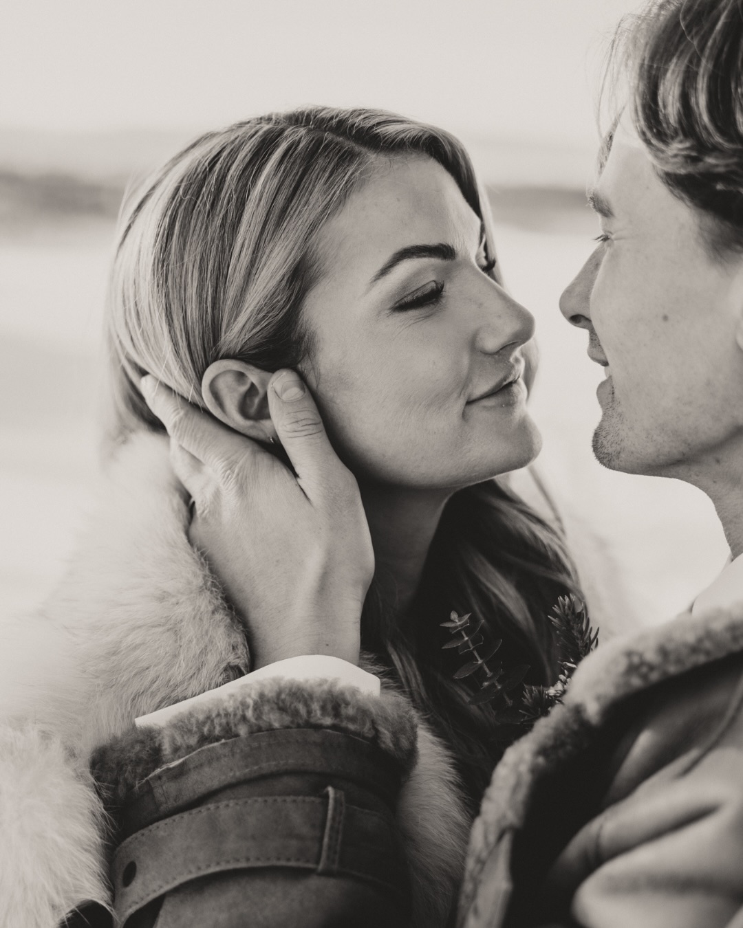 Några godbitar från Therése och Jakobs fantastiska bröllop förra helgen. Det är verkligen något magiskt med vinterbröllop, speciellt när man får det här ljuset och brudparet verkligen strålar ikapp med solen ✨
Här är tips på 5 saker ni måste göra om ni har ett vinterbröllop (eller måste och måste, det kommer bli väldigt trevligt om ni gör det i alla fall 😄):
↠ Ha tomtebloss när ni kommer ut från kyrkan/vigselplatsen - det blir så stämningsfulla bilder av det!
↠ Fota utomhus även om det är svinkallt - jag har fotat ute i -25 grader och det har gått bra. Det kanske får bli en kortare fotosession än vanligt, men det är sååå värt det att frysa en stund för de magiska vinterbilderna (jamenar kolla bara på detta 👆🏻😍)
↠ På tal om porträttfotograferingen så bör ni planera in att ha den innan vigseln (gärna också de viktigaste gruppbilderna). Eftersom att solen går ner så tidigt så är det risk att det är mörkt efter vigseln, så ni vill definitivt ha bra ljus till era viktigaste bilder 😊
↠ Välj en plats som känns helt rätt för er och som gör sig bra på vintern. Kanske lokalen är omringat av vackert vinterlandskap som ger lite extra magi? Eller en skidort så att ni och gästerna kan ha en hel helg tillsammans med skidåkning, afterski och bröllop? Varför inte en stor herrgård där ni kan ha både vigsel och middag på samma ställe för att inte behöva transportera alla gäster ute i kylan? Eller i en mysig lada där ni dekorerar med massvis av ljusslingor som lyser upp när mörkret faller? Do your thing!
↠ Ha med extra kläder att byta mellan. Rejäla skor, underställ i ull och en varm jacka att pausa med är perfekt till porträttfotograferingen. Efteråt kan ni byta om till finskorna och skippa alla lager under bröllopskläderna, så är ni redo för vigsel, middag och fest 🥳