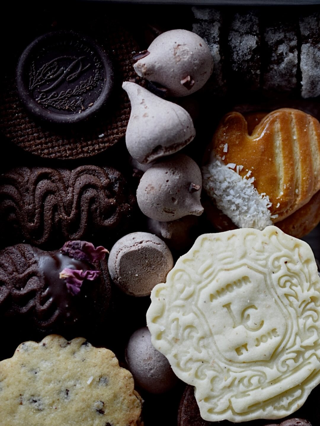 コラボワークショップ開催のお知らせ
UN PETIT PAPILLON × Liberty Calligraphy
※こちらのクラスは満席となりました。
お申し込みくださった皆さま、ありがとうございます。
— For Mother —
贈る、ありがとうのかたち。
前回のバレンタインワークショップでは、
大変ご好評をいただき、
多くのリクエストを頂戴したことから
母の日に向けて再開催が決まりました。
母の日の贈りものを、
“つくる時間”から楽しむ
2回構成の特別なコラボワークショップです。
⸻
【1回目 |オリジナルクッキー型のデザイン】
所要時間:2時間
フォーマットをもとに
模様や文字を組み合わせながら
世界にひとつだけのクッキー型をデザインします。
・最大サイズ:70mm × 70mm程度
・完成した型は2回目にお渡し
「ありがとう」を
少しだけ形にしてみる時間です。
⸻
【2回目|クッキー制作&クッキー缶づくり】
所要時間:3時間
デザインしたオリジナル型を使って
クッキー制作を行います。
・オリジナル型クッキー:1種
・デモンストレーション:2種
▶ 合計5種類を学びます
さらにシーリングスタンプチョコ体験と、
エディブルフラワーを使ったクッキーも含まれます。
仕上げに、
母の日のギフトとしてそのまま贈れるクッキー缶へ詰め、
ラッピングしてお持ち帰りいただきます。
特典
シーリングスタンプ1本プレゼント
贈る人の手のぬくもりが、
いちばんのギフトになる日。
⸻
🌿 コラボパートナー
UN PETIT PAPILLON(アン プティ パピヨン)
世田谷・松陰神社前駅のパティスリー&お菓子教室。
フランス菓子の技術をベースに、
素材や“うららかな時間”を大切にした
お菓子づくりを提案されています。
本ワークショップではクッキー制作を、
Liberty Calligraphy は型のデザイン設計、
文字や模様の配置、ラッピングを担当いたします。
※掲載写真は前回バレンタイン開催時のものです。
⸻
📅 日程(※全2回・両日参加必須)
木曜日クラス 満席
1回目 4月23日 13:00~15:00(2h)
2回目 5月7日 13:00~16:00(3h)
土曜日クラス
•午前の部 満席
1回目 4月18日 10:00~12:00 (2h)
2回目 5月2日 10:00~13:00 (3h)
•午後の部 満席
1回目 4月18日 14:00~16:00 (2h)
2回目 5月2日 14:00~17:00 (3h)
日曜日クラス
・午前の部 満席
1回目 4月26日 10:00~12:00 (2h)
2回目 5月10日 10:00~12:00 (3h)
・午後 満席
1回目 4月26日 14:00~16:00 (2h)
2回目 5月10日 14:00~17:00 (3h)
⸻
参加費
19,800円(税込)
※全2回分
※オリジナルクッキー型制作費
※クッキー材料費
※クッキー缶(プレゼント用)・紙箱(ご自宅用)
※ラッピング資材
※UN PETIT PAPILLON ギフトバッグ
※シーリングスタンプ1本
すべて含まれています。
⸻
現在ほとんどのお席が埋まっておりますが、
日曜クラスのみご案内可能です。
DMにてお申込みをお待ちしています。