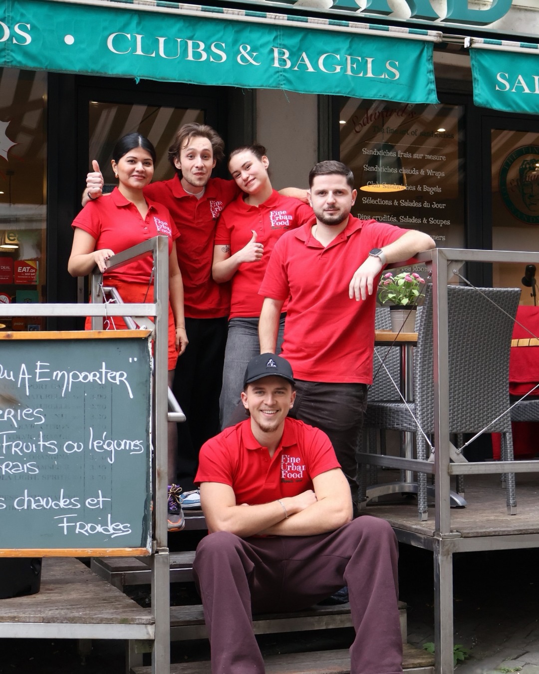 Team Cité Bel Air 👋✨
Derrière chaque repas servi, il y a une équipe passionnée et toujours prête à vous régaler ! 💛
Chez Edward’s, c’est avant tout une aventure humaine, une équipe soudée et une énergie positive au quotidien.
Merci à la Team Cité Bel Air pour son engagement et sa bonne humeur !
📍 bel-air – rue de la cité 1, 1204 genève
🌐 edwards-sandwiches.ch
#edwardsgeneve #staffpick #sandwichlover #genevaeats