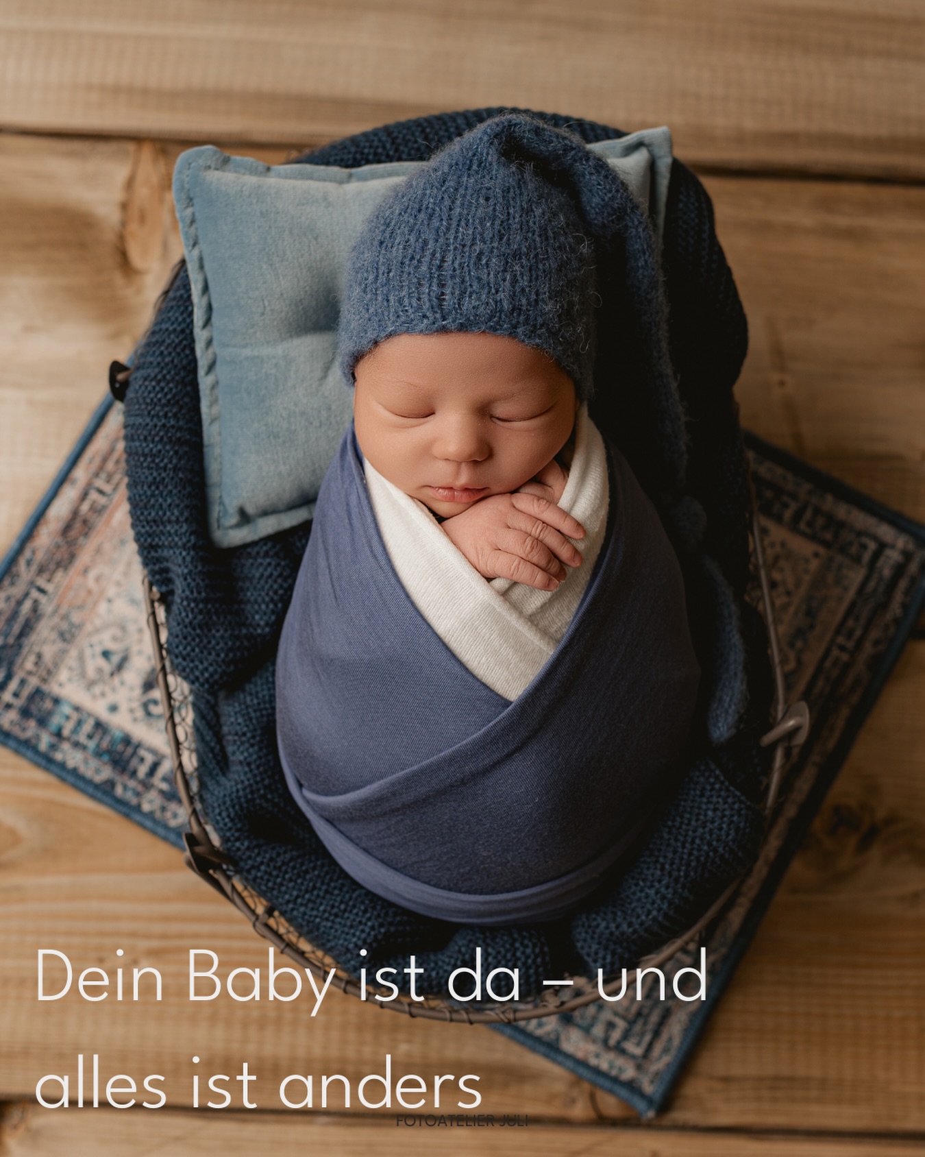 Die Welt steht plötzlich still und dreht sich gleichzeitig schneller als je zuvor. Die Tage verschwimmen, der Schlaf wird zum Luxus, und doch: Dieser kleine Mensch verändert alles.
In einem Augenblick wird aus “Ich” ein “Wir”. Aus Plänen wird Flexibilität. Aus Perfektion wird bedingungslose Liebe.
Nichts ist mehr wie vorher und das ist das schönste Chaos der Welt. 💕