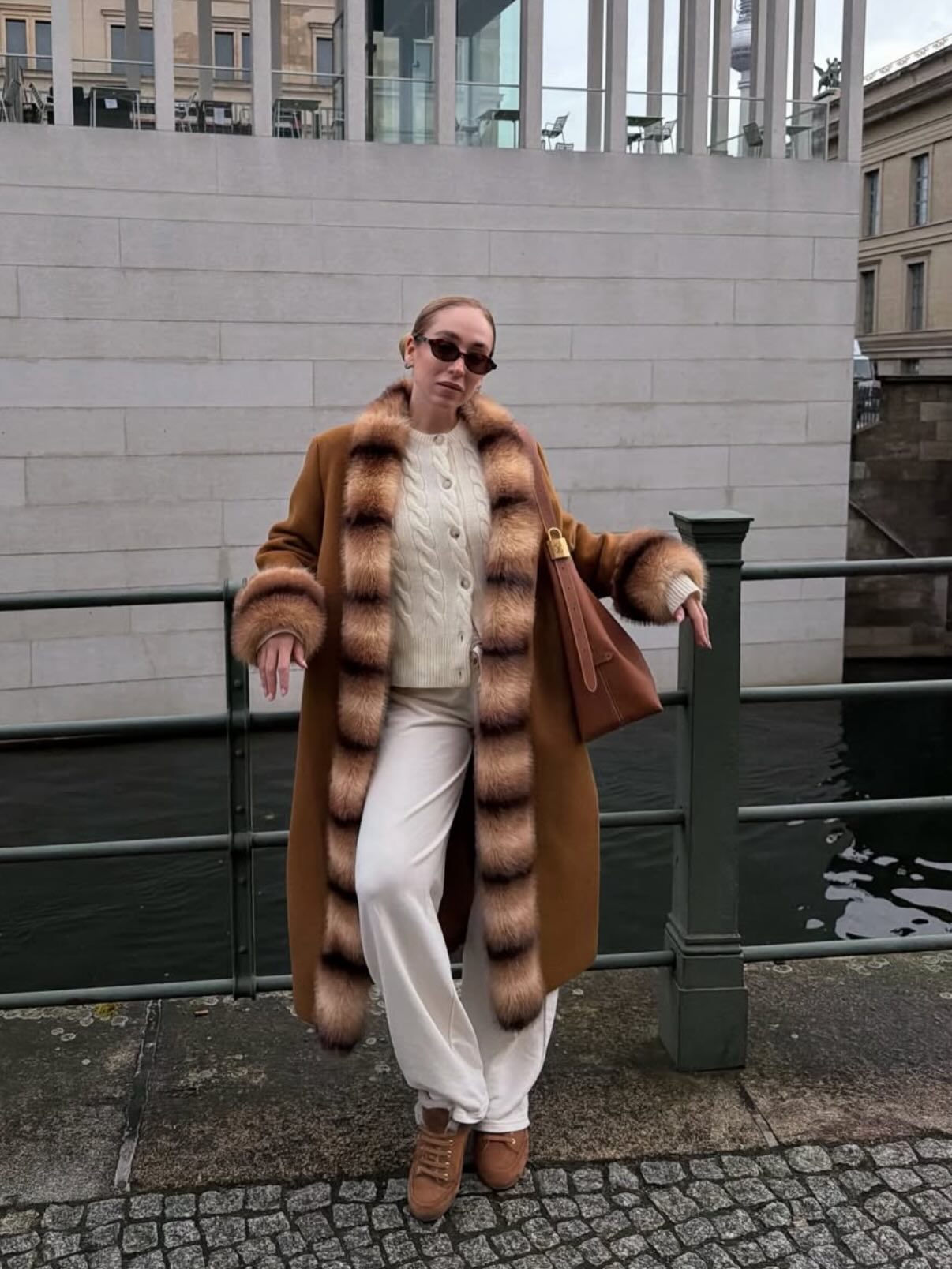 @sonialyson rocks the @candicecooper__official sneakers - effortless style, all-day comfort!
#stylemeetscomfort
#candicecooper