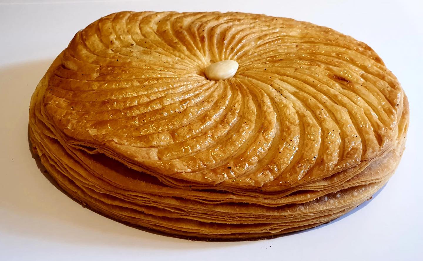 Gallette des rois "Galeta dels reis"💫🤴🏼🤴🏿🤴🏻
Full de mantega invertit farcit de frangipane "crema pastissera amb ametlles i ron”. Unitats de 500g i producció limitada!! Corre tasta’l 😋
.
.
.
*Gallette des rois "Galleta de los reyes"💫🤴🏼🤴🏿🤴🏻
Hojaldre de mantequilla invertido relleno de frangipane "crema pastelera con almendras y ron”. Unidades 500g y producción limitada. Corre pruébalo 😋
#nadal #gallettedesrois #losreyes #fornsantjosep #fornartesa #noel #postresnavideños