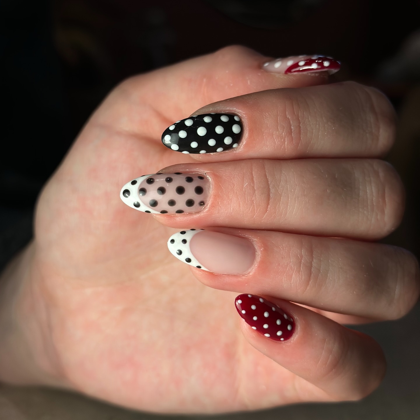 ✨🖤 Polka Dots Night Nails 🖤✨
La tendance qu’on voit partout sur le net…
Les Polka Dots Nails 🤍
• Base noire profonde
• Petits pois délicats
• Esprit chic & rétro
• Effet nuit étoilée
• Minimal mais impactant
Parfois, il suffit d’un détail pour transformer une manucure en véritable signature ✨
Tu es plutôt team discret ou full pois partout ? 💅🖤
#PolkaDotsNails #NailArtLovers #DotNails #NightNails #OnglesChic