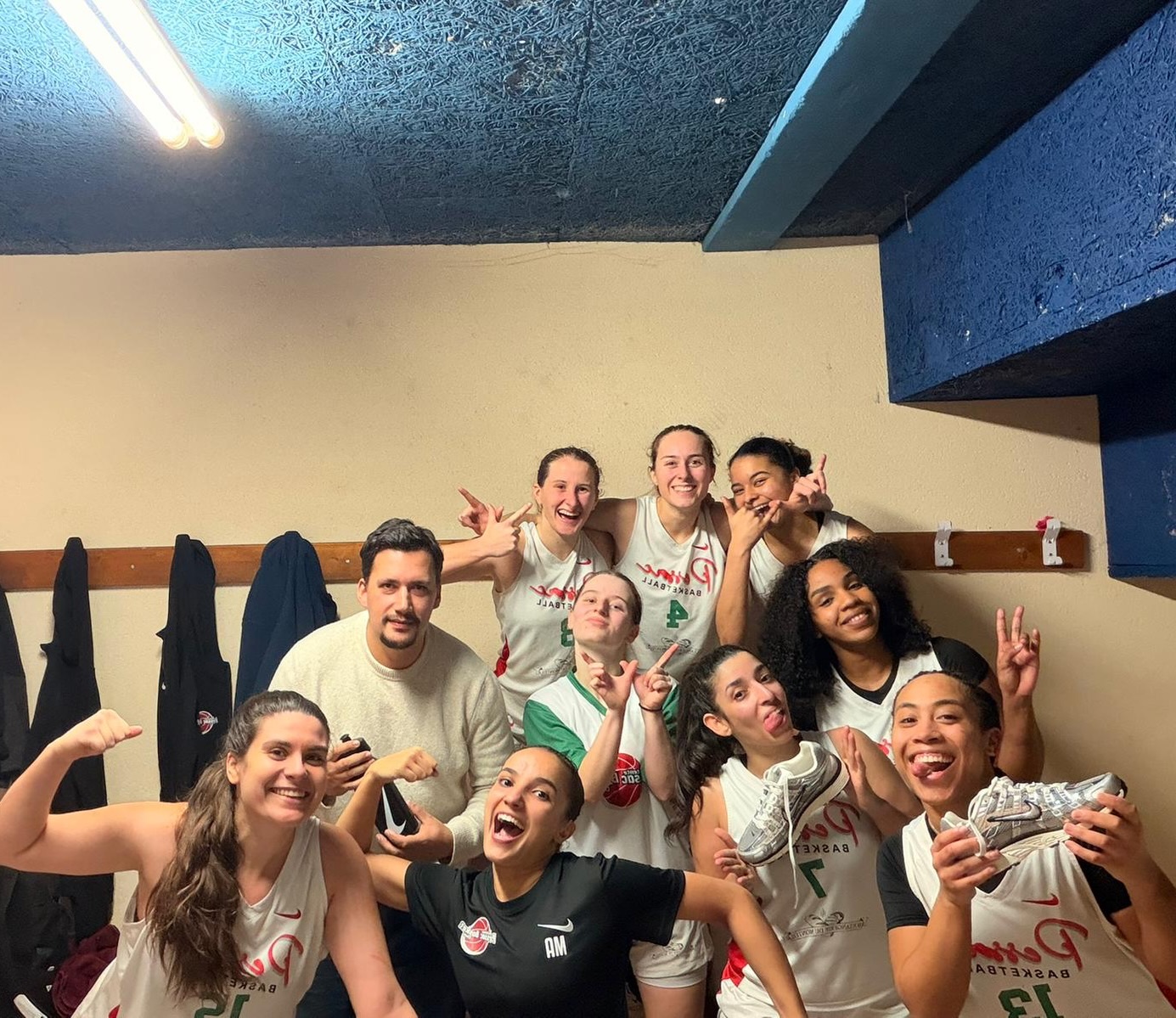 📸 SELFIES WIN 📸
Vous les attendiez, les voici ! Découvrez les selfies de nos équipes victorieuses du weekend ! 💪🏼