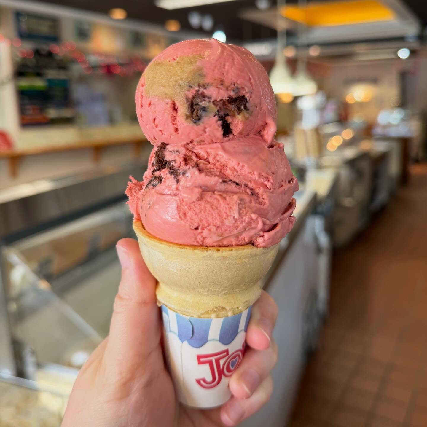 Valentine’s Day just got a whole lot sweeter!🍦💝 Velvet Valentine ice cream is BACK for a limited time to help spread the love💘💐Stop in for a scoop (or three) today! Happy Valentine’s Day!❤️ #icecream #valentinesday #southstreetcreamerycafe #redvelvet