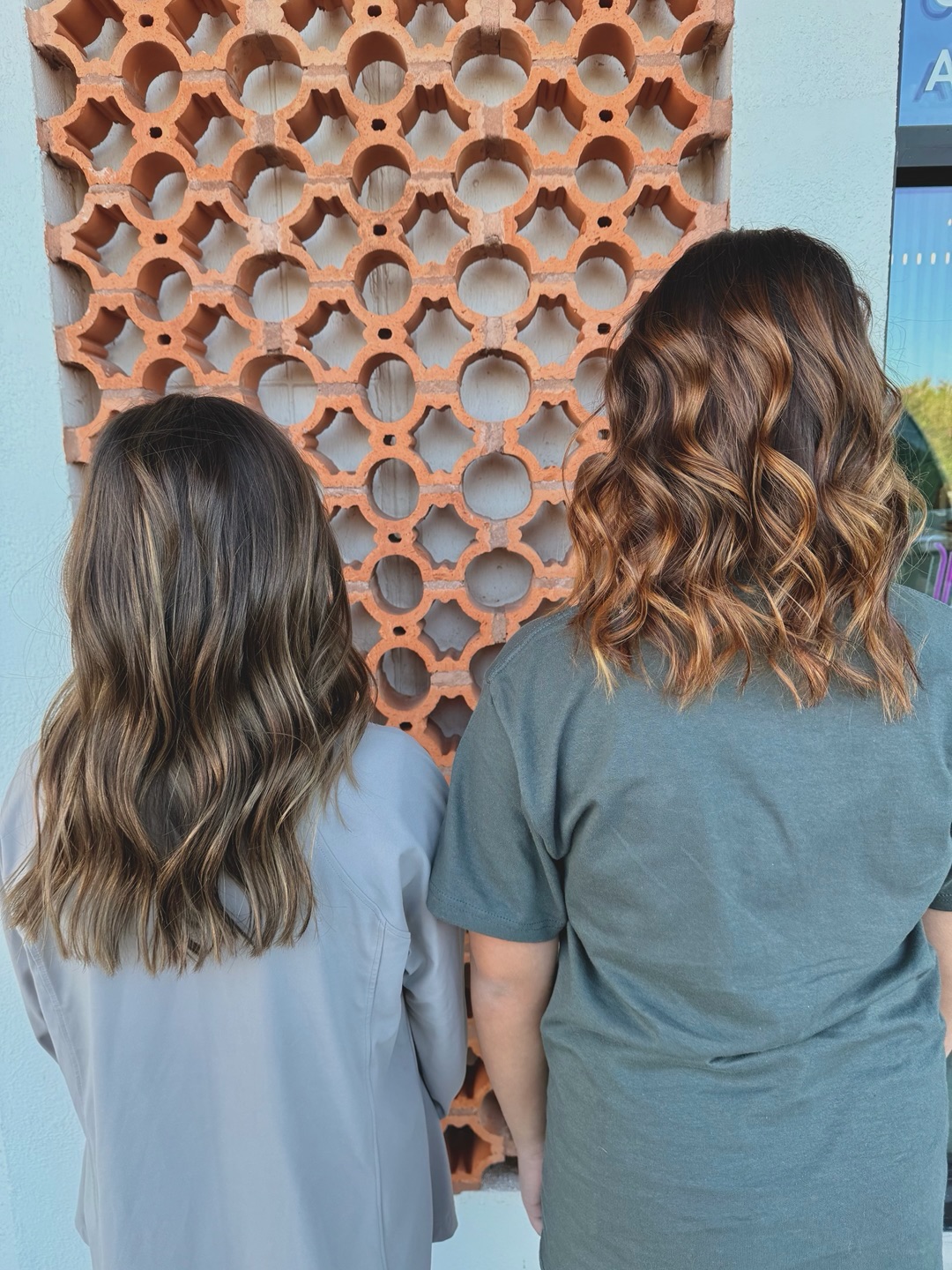 Nothing like a family hair day at the salon 👯♀️🩷
#luminhairstudio #copperhair #brownbalayage #avedacolor