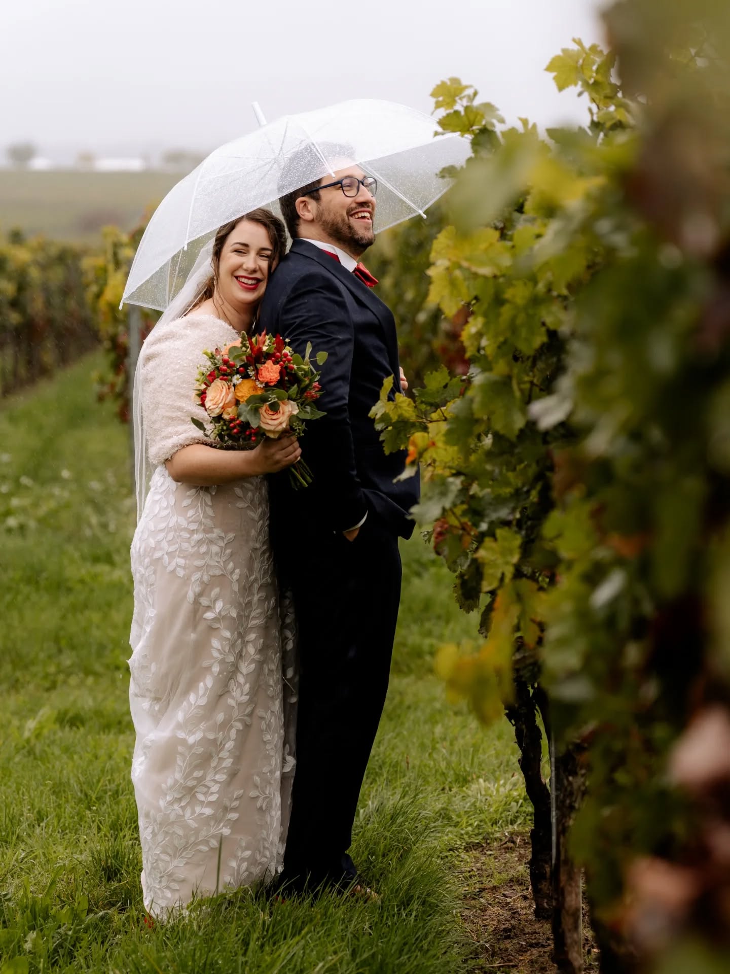 Fabio, was machen wir eigentlich, wenn es regnet?“ 🌧️
Ganz ehrlich?... Wir machen (trotzdem) fantastische Bilder!
Ich weiß, die Wetter-App ist in der Hochzeitswoche oft die meistgenutzte App auf eurem Handy. Aber hier ist das Geheimnis: Das Wetter kann man nicht steuern, ABER die Stimmung!
Ein schicker Clear-Umbrella, die richtige Technik und ein entspanntes Brautpaar – mehr braucht es nicht für Fotos, die sogar noch atmosphärischer sein können als bei 30 Grad im Schatten.
Warum ihr euch bei mir keine Sorgen machen müsst:
✅ Plan B im Gepäck: Den durchsichtigen Schirm (und ein paar Locations-Ideen im Trockenen) habe ich immer dabei.
✅ Gute Laune Garantie: Ich sorge dafür, dass wir beim Shooting lachen – egal ob die Sonne scheint oder es aus Eimern gießt.
Regen ist kein Stimmungskiller, sondern sorgt für Licht und Momente, die man so nicht planen kann. Also: Entspannt euch, habt gute Laune & lasst uns geile Bilder zaubern 📷
Wer von euch hofft dieses Jahr auf ☀️ ist aber jetzt ein bisschen beruhigter? 👇
#rainyweddingday #rainywedding #pfalzhochzeit #heiraten2026 #heirateninösterreich