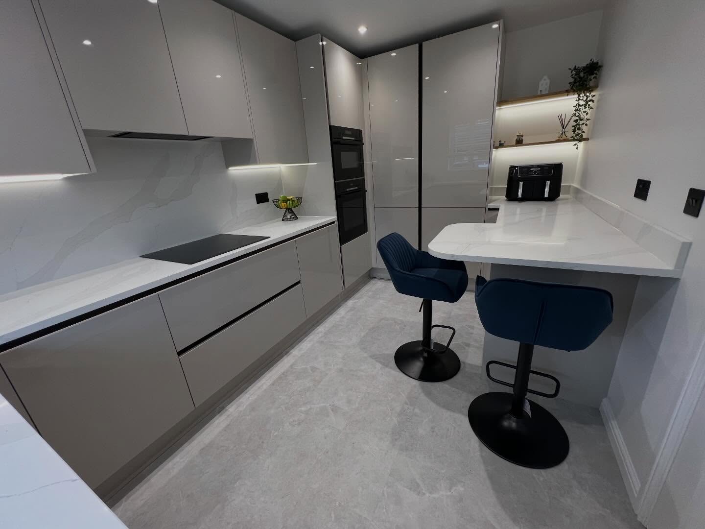 All good things come in small packages! We managed to pack so much into this stunning little kitchen in Rayleigh.
Where others failed we delivered with this beautiful modern masterpiece. Creating light, bright entertainment spaces for a busy family 🥰